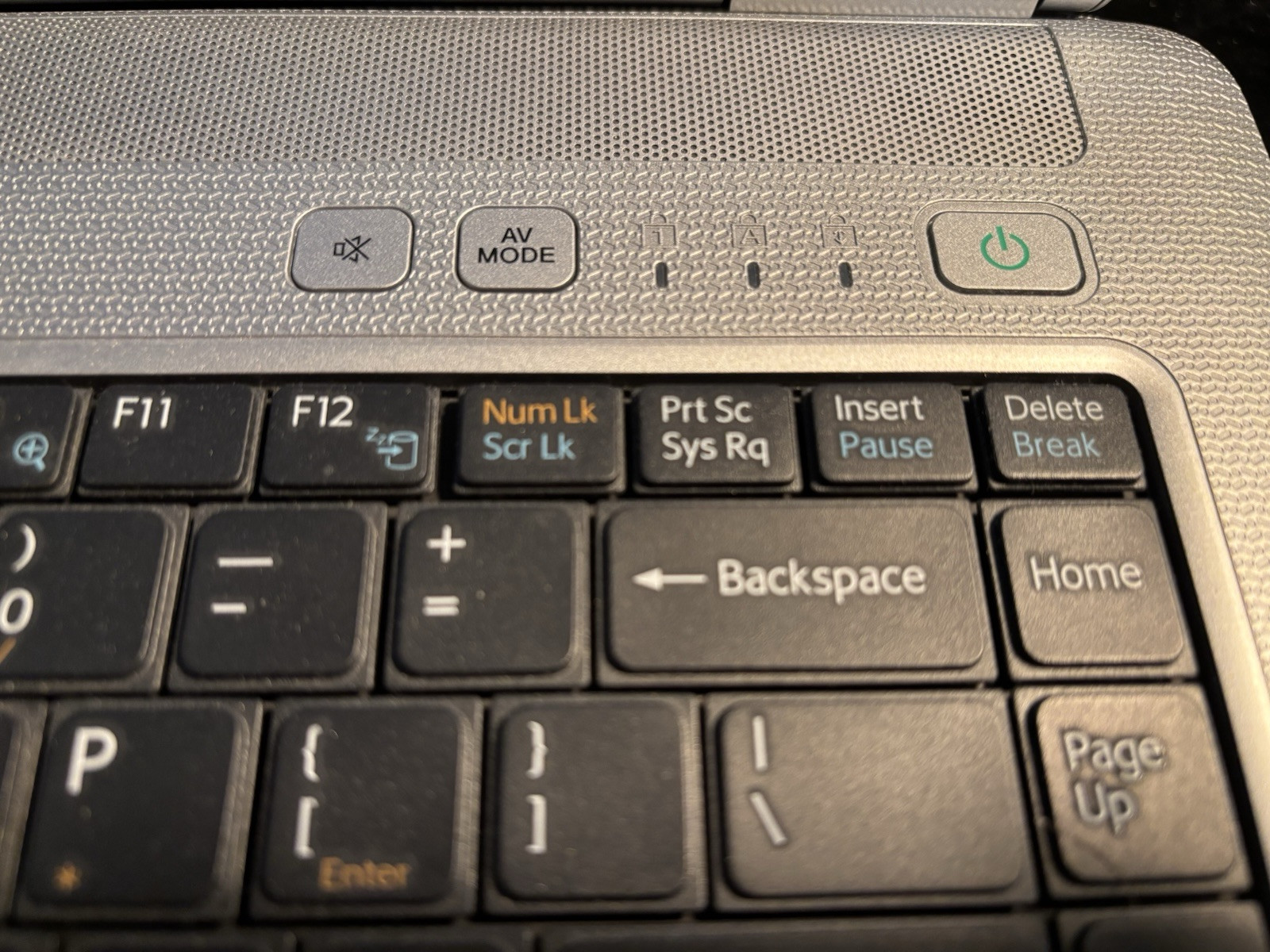 Sony VAIO PCG-7154L 3GB RAM Boots to Ubuntu. No battery.