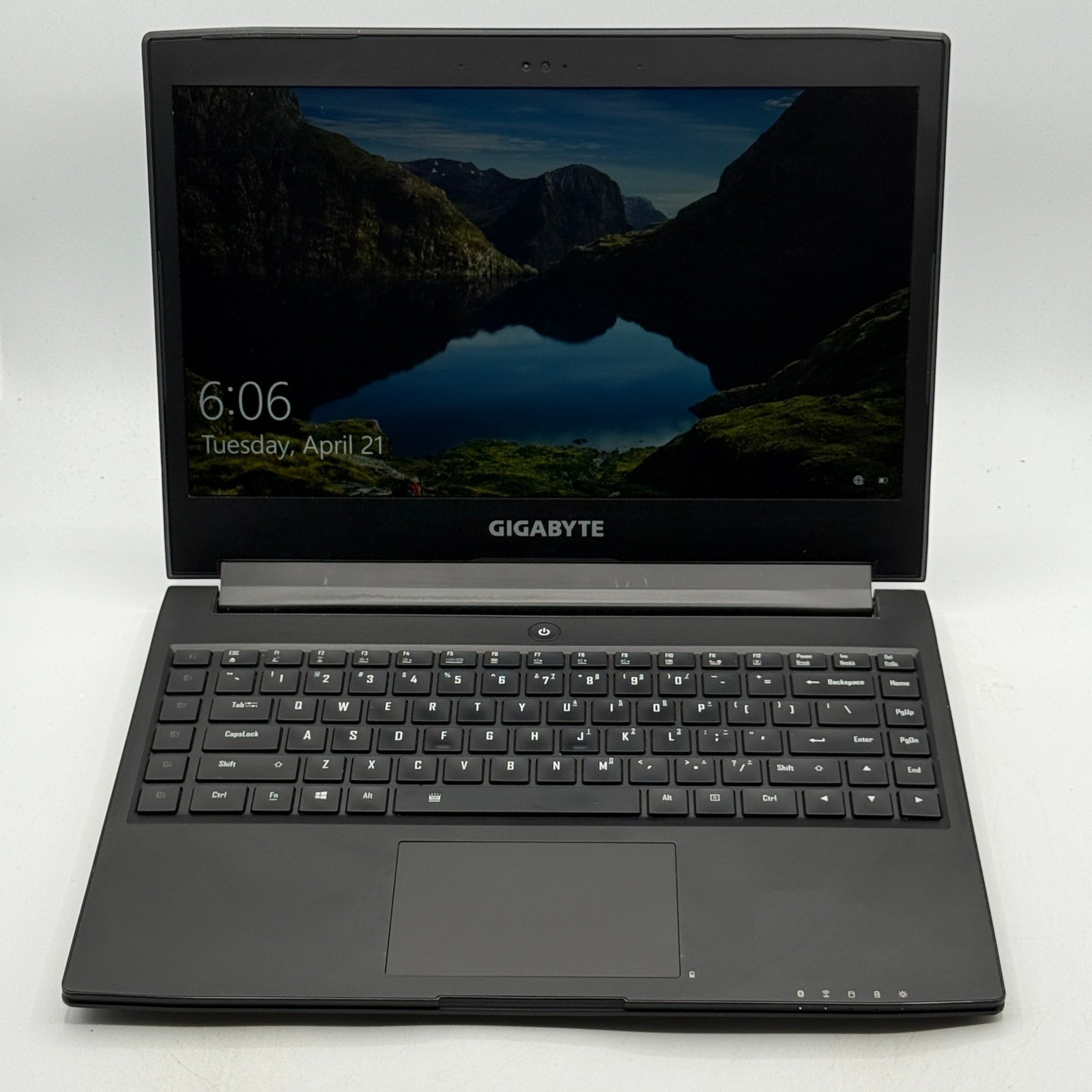 Gigabyte Aero 14 Gaming Laptop Black 14″ i7 16GB RAM P64W-1060-602S- USED