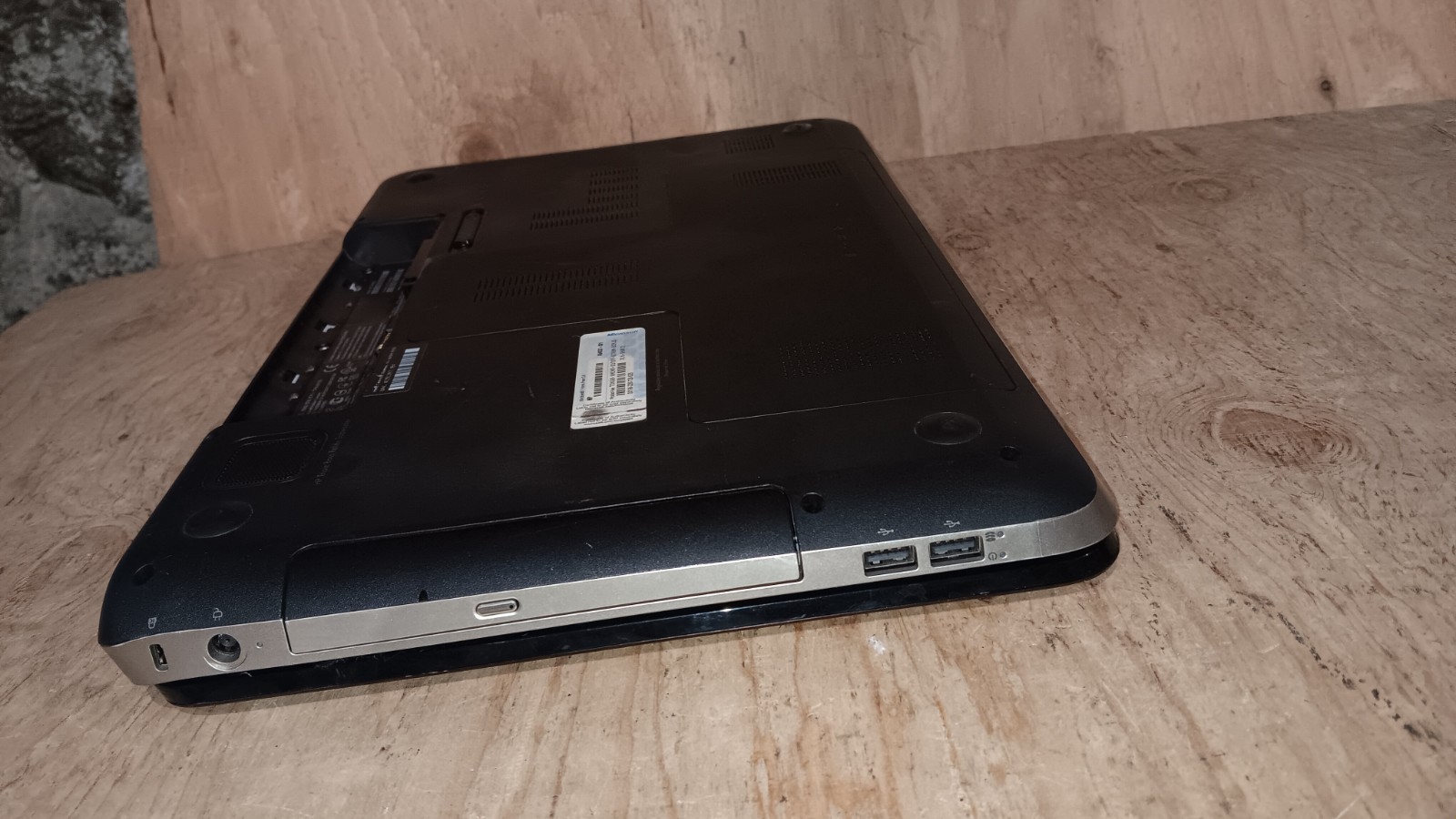 HP Pavilion DV7-6B55DX Laptop Intel core i5-2430M @2.40 GHz 17.3″ LCD Screen P/R