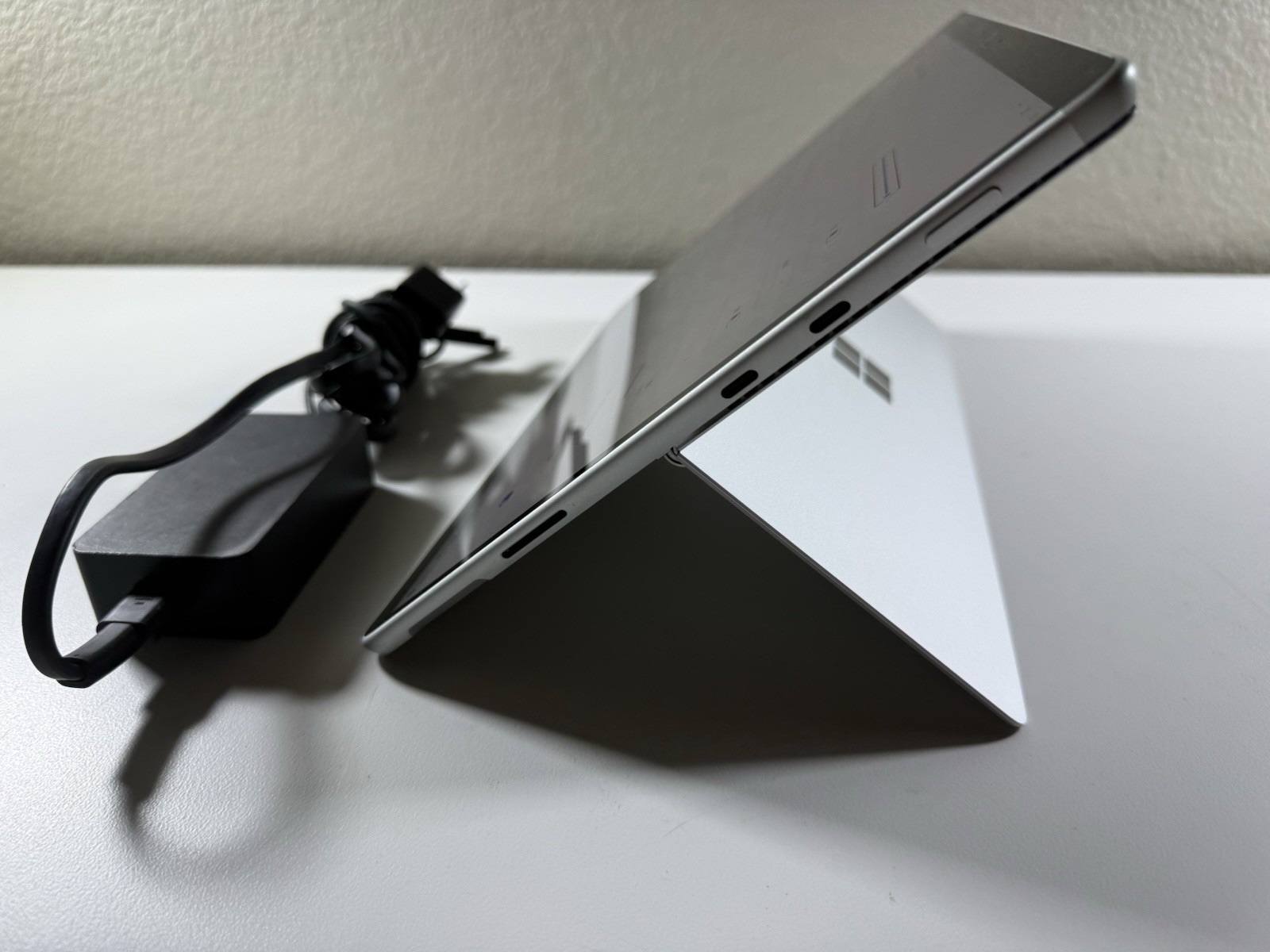 Microsoft Surface Pro 8 (1982) i5-1145G7 – 16GB RAM – 256GB 120Hz – Win 11 Pro