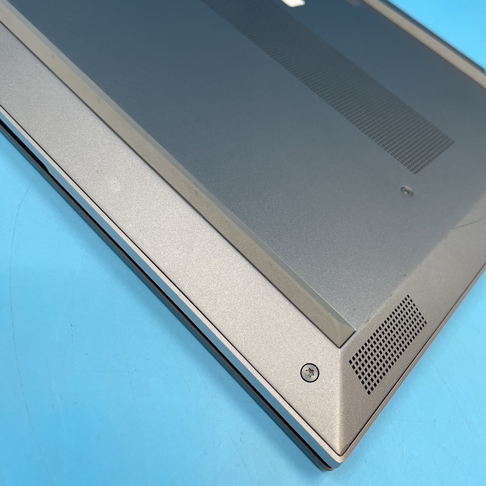 HP ZBook Studio G5 | i7-8850H | 8GB RAM | NO SSD | P1000 | NO OS | 69% BATT