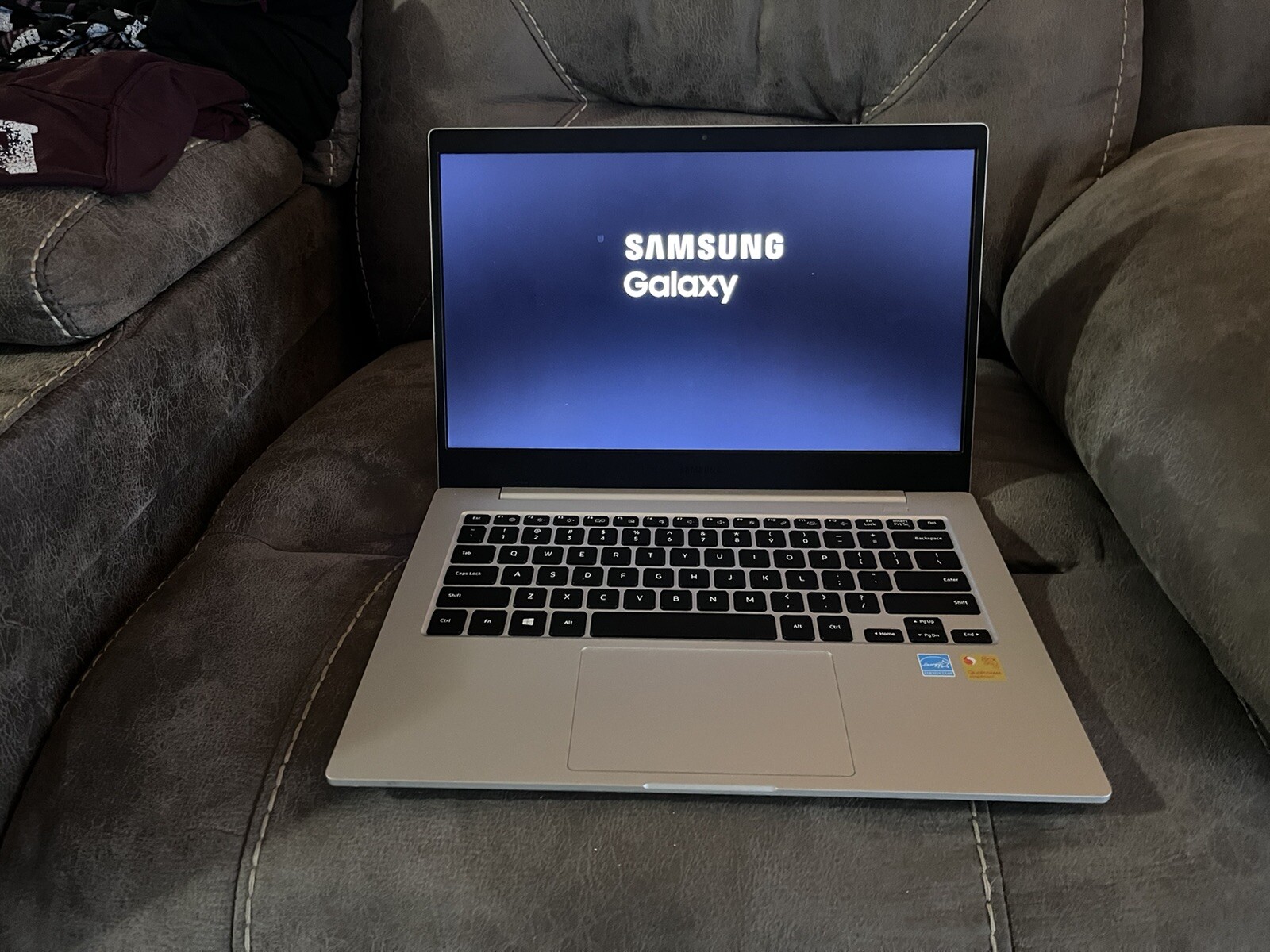 Samsung Galaxy Book Go 14″ (128GB eUFS, Qualcomm Snapdragon 8cx Gen 2, 3.15 GHz,