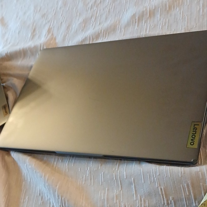 Lenovo IdeaPad 3 15.6″ Ryzen 3 8GB RAM 256GB SSD Win 11 Gray Charger