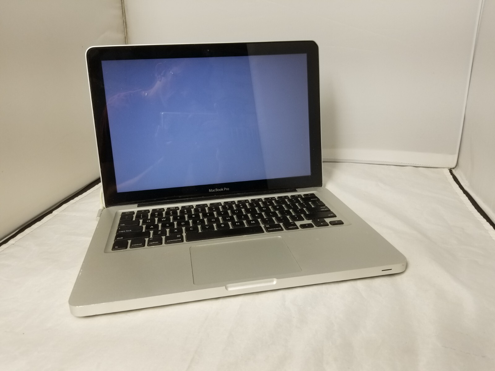 APPLE MACBOOK PRO LAPTOP 13″ 2.26GHZ MID-2009 4GB RAM NO HD/ NO Os