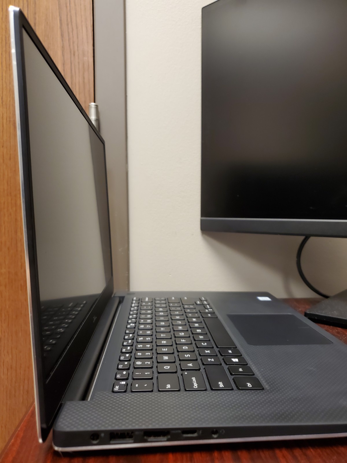 DELL XPS 15″ 7590 w/power adapter