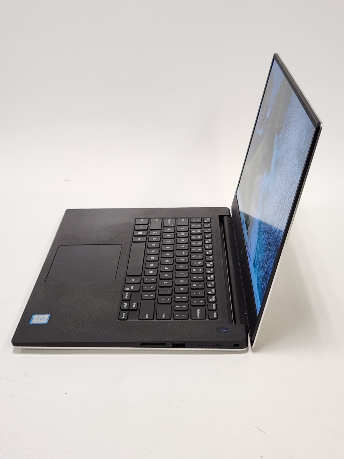 Dell Precision 5530 15.6″ FHD i7-8850H 2.6Ghz 16GB RAM 256GB SSD W11P P1000 + AC