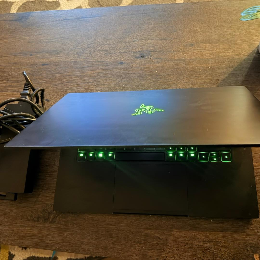 Razer Blade 15 Advanced Model 15.6″ (1TB SSD, Intel Core i7 11th Gen Mid 2021)