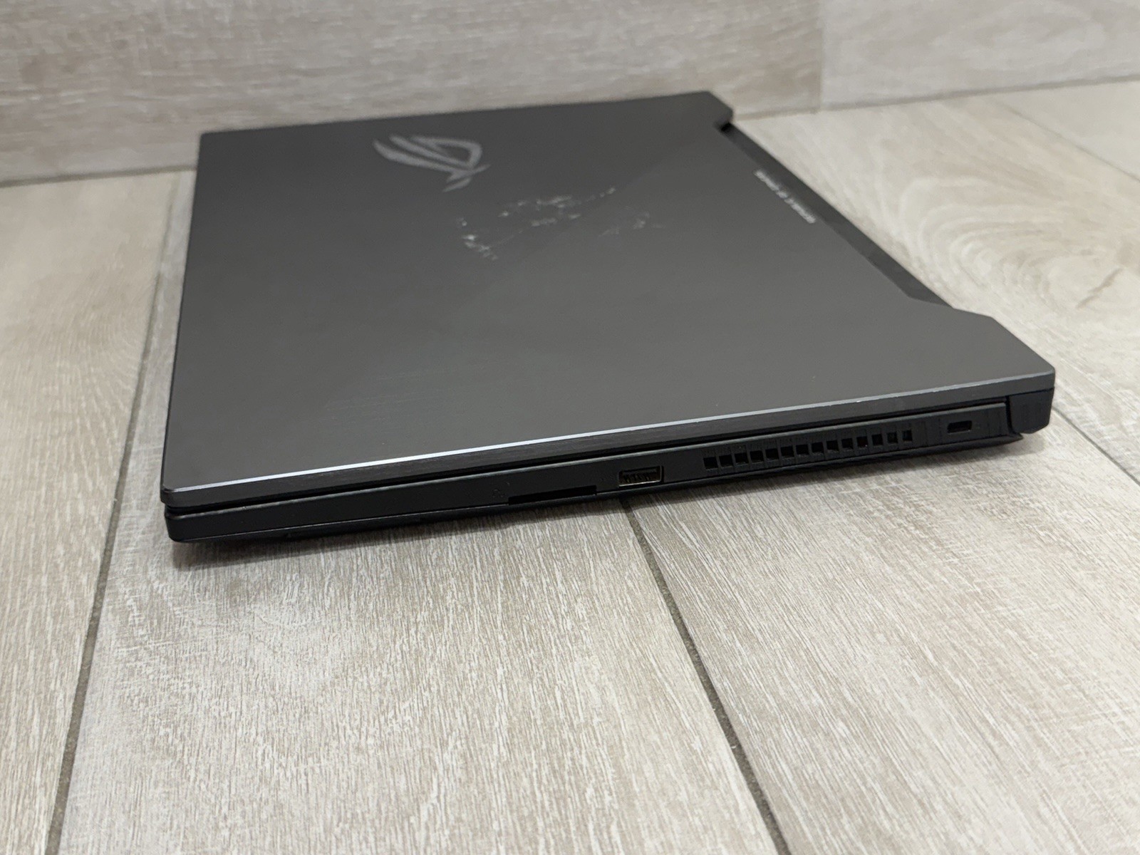 Asus Strix GL504G 15.6″ Core i7-8750H GeForce GTX 1070 8GB RAM 500GB NVMe SSD