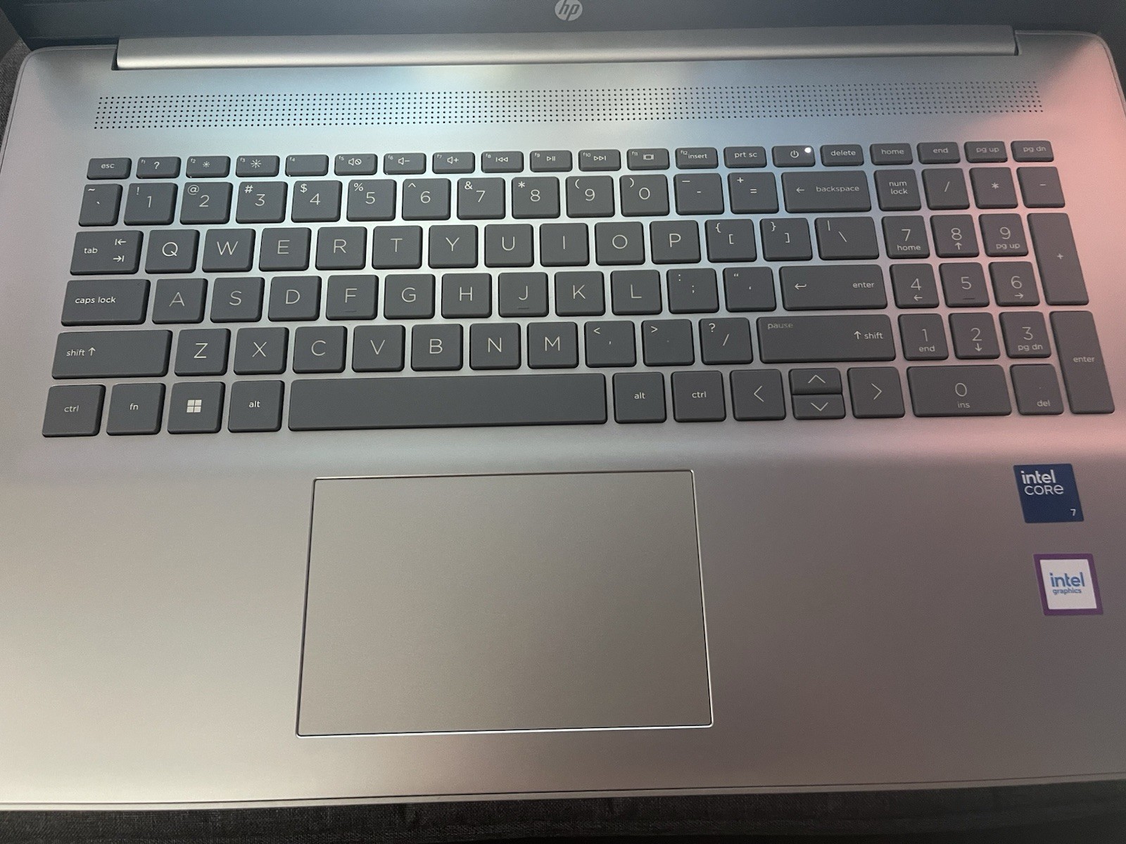 HP 17-cn4047nr 17.3″ FHD Core 7 150U 16GB 512GB SSD Win 11 Silver
