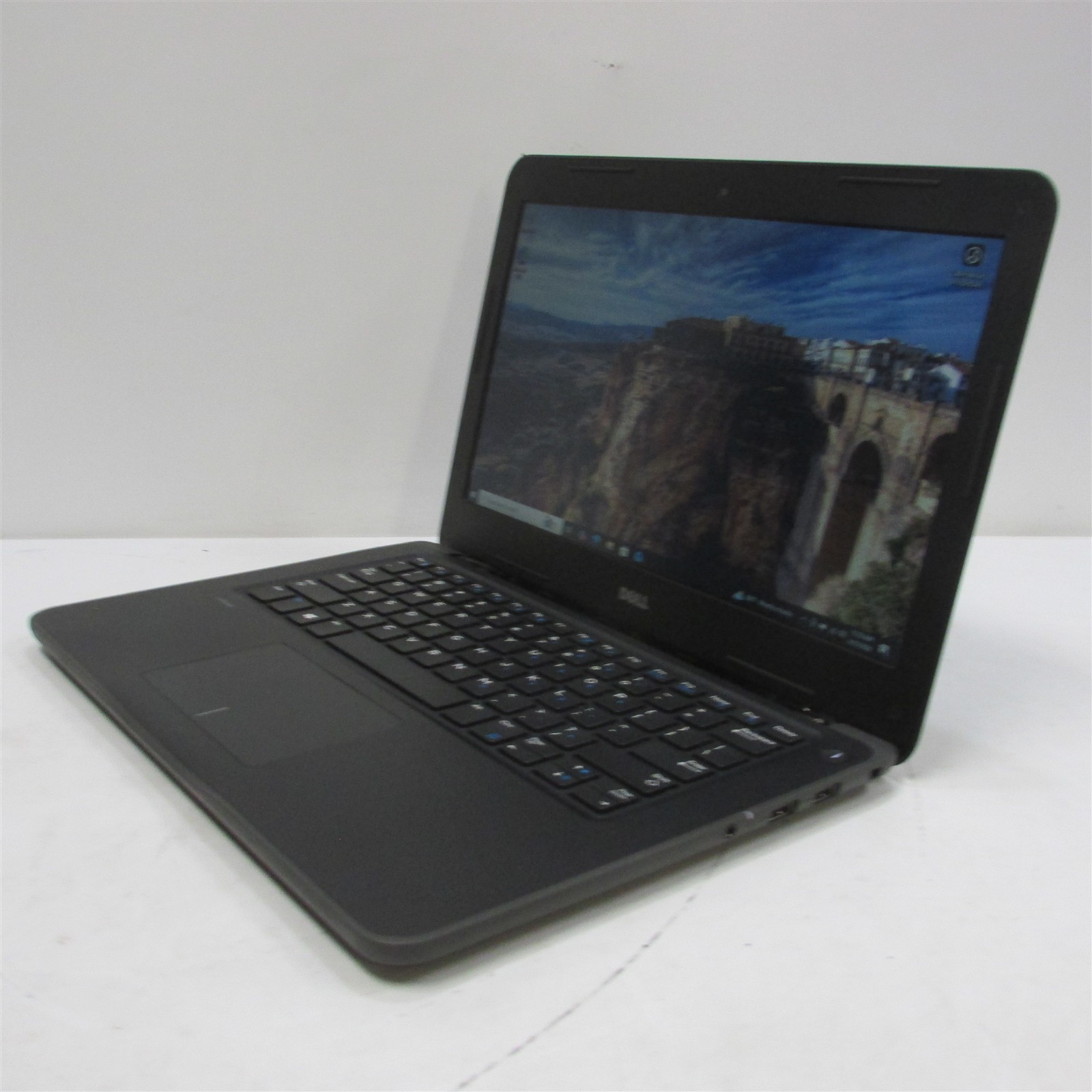 Dell Latitude 3380 i3-6006U 2.0GHz 4GB RAM 500GB HDD 13.3″ Win 10 Pro COSM DMG