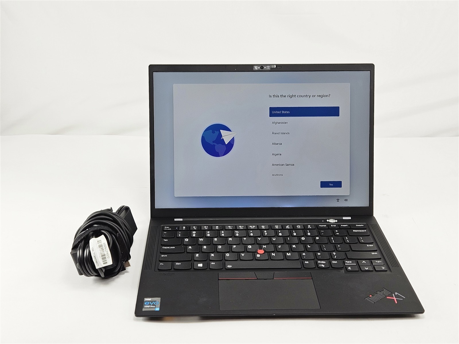 Lenovo 14″ ThinkPad X1 Carbon Gen 9 Intel Core i7-1185G7 16GB 256GB SSD Win11