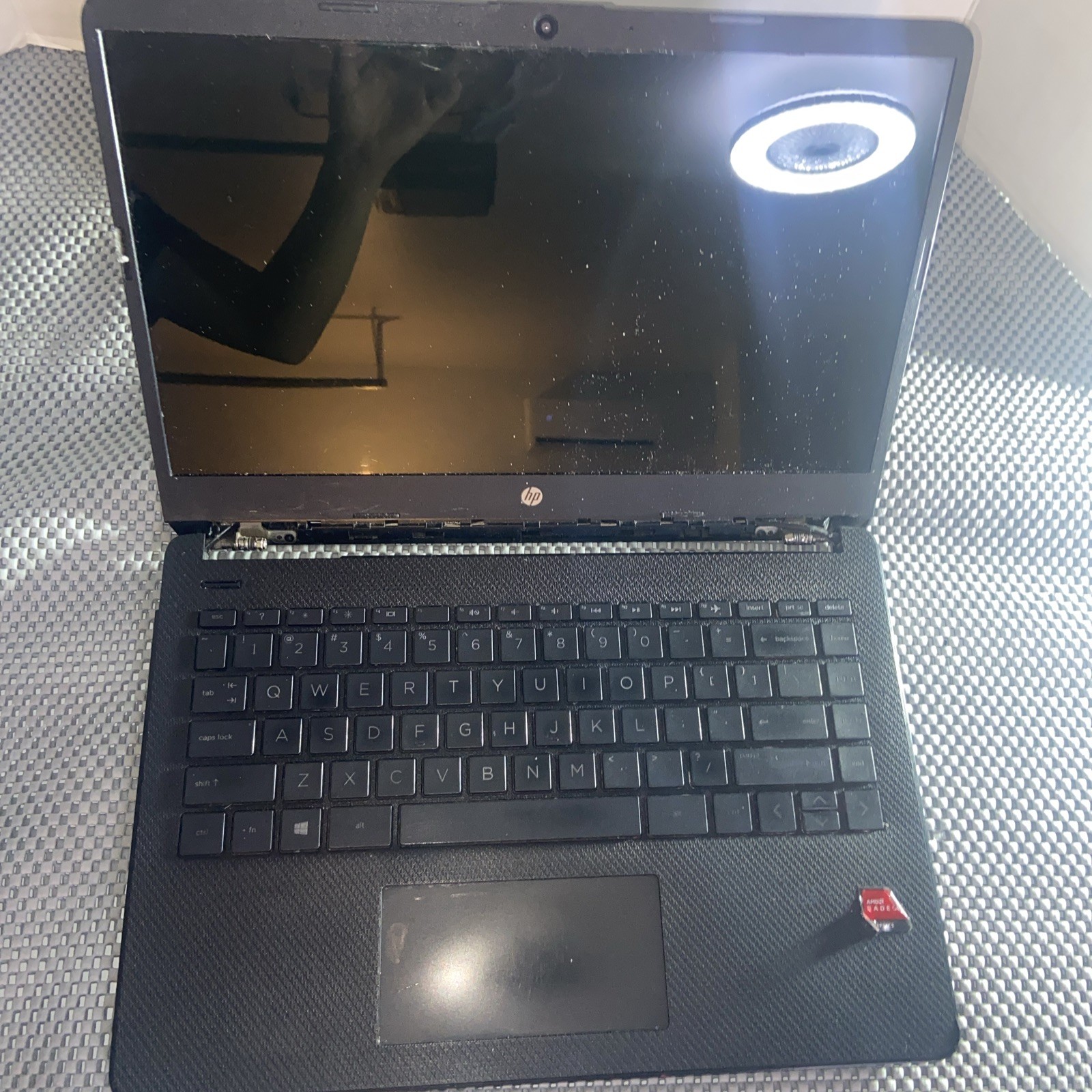 HP 14″ (NO DRIVE, AMD Athlon Gold 3150U, 4GB RAM) REPAIR/ PARTS ONLY