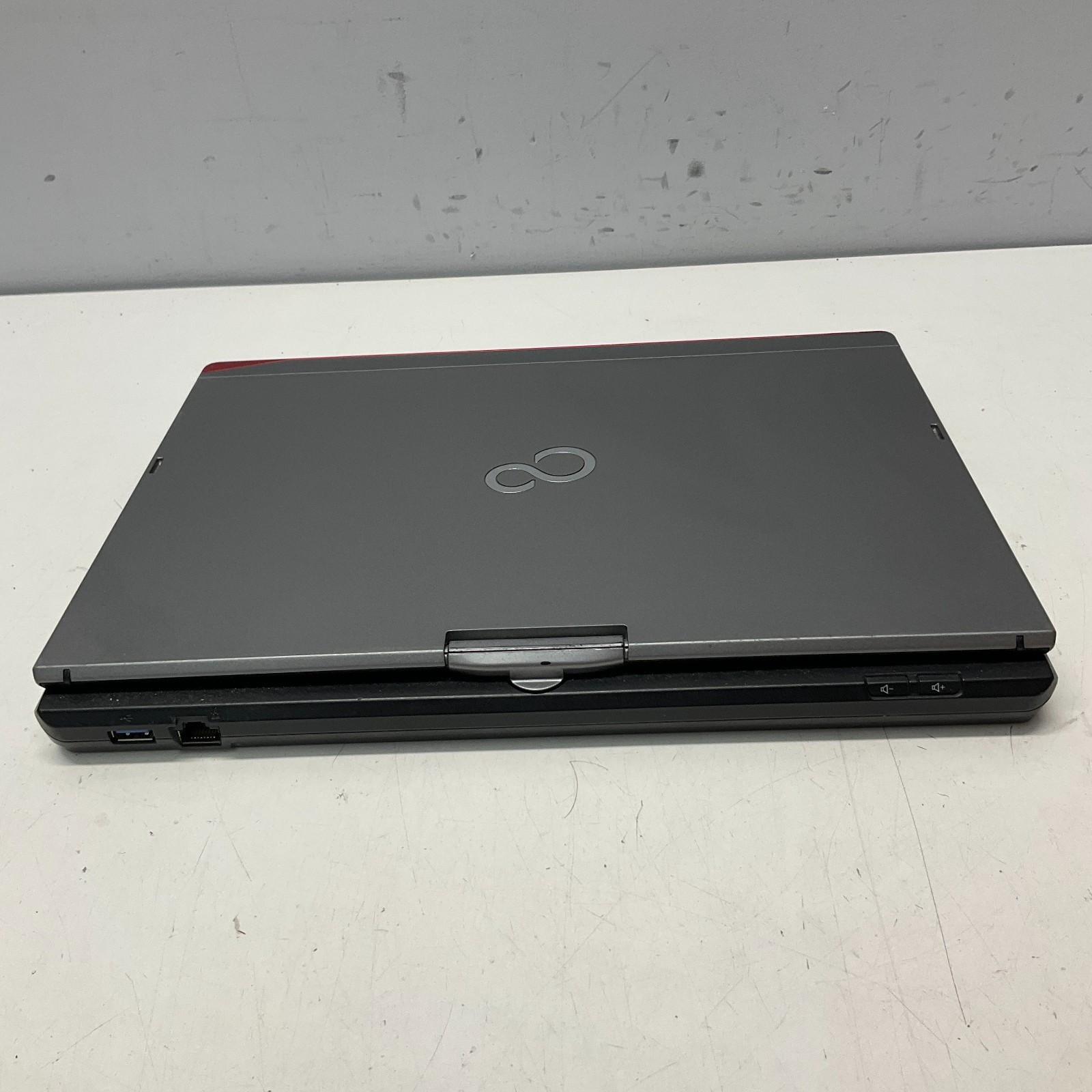 Fujitsu Lifebook T726 2-in-1 12.5″ Intel Core i5-6200U 2.3GHz 8GB RAM 128GB READ