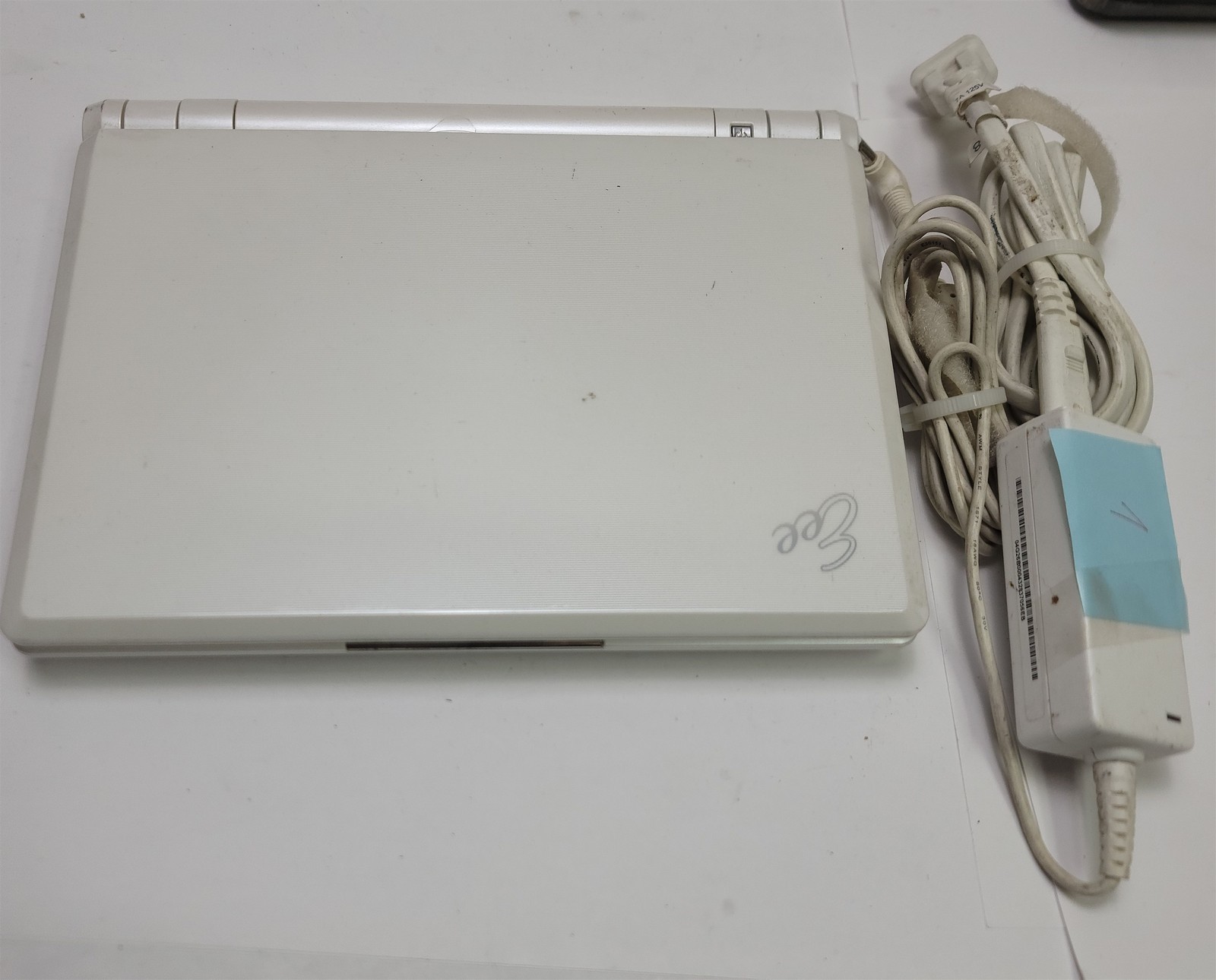 Asus Eee PC 900A Laptop, Intel Atom 1.60 GHz , 1.99 GB RAM, Windows XP Pro SP3