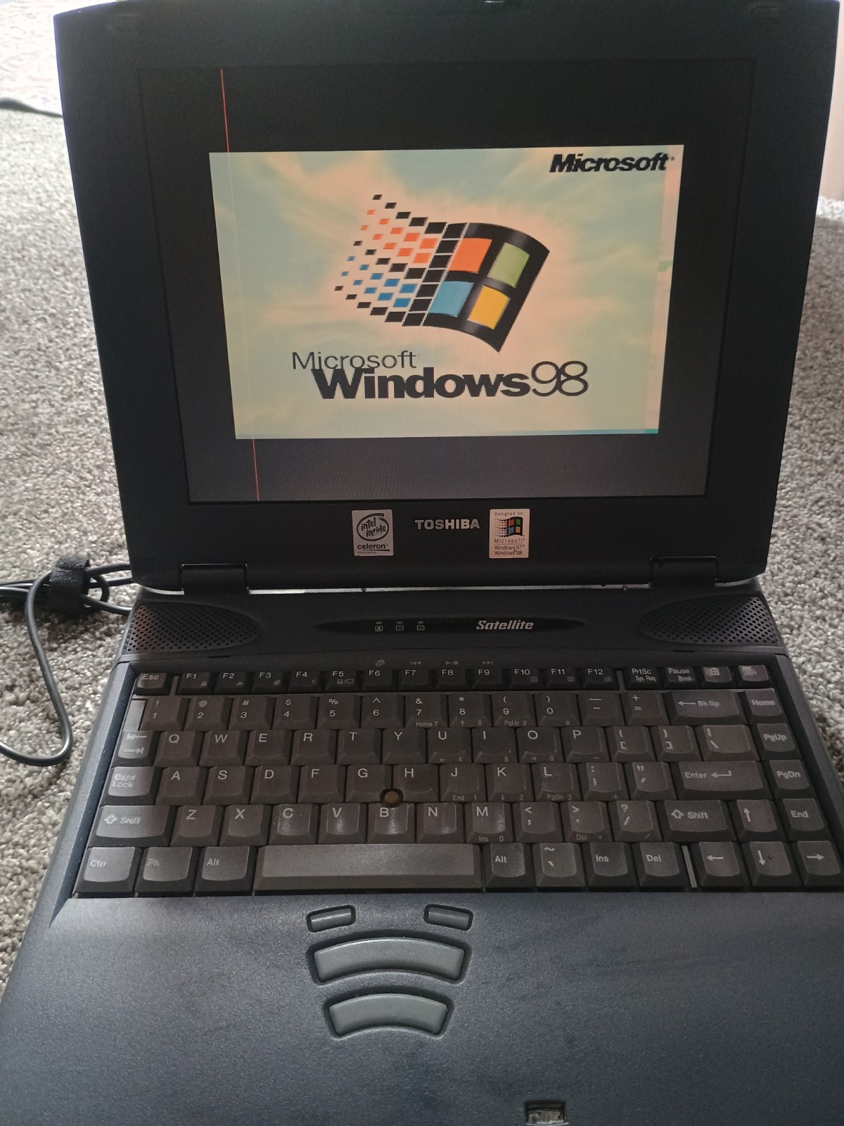 Laptop Toshiba Satellite/ Intel Celeron PS221U-490J0 Windows 98 Vintage