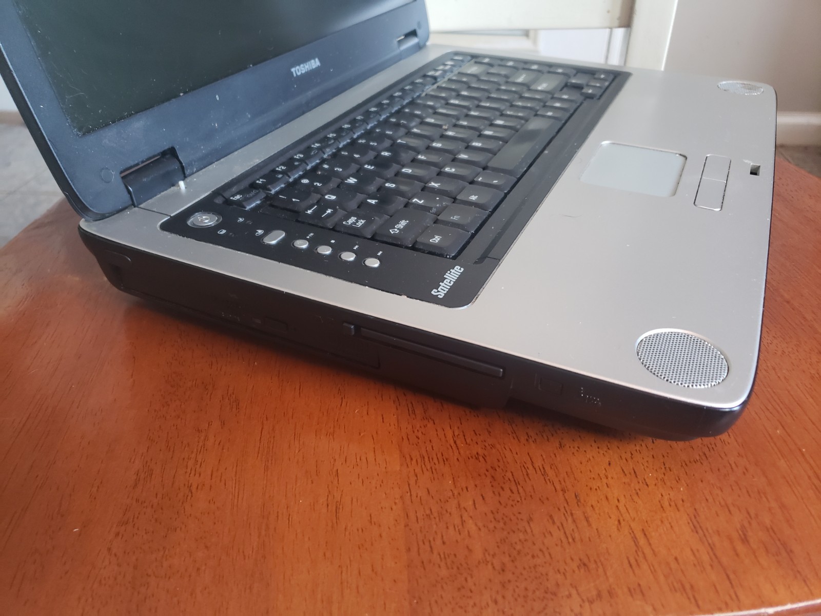 Toshiba Satellite A75-S206 15.4″ Intel Pentium 4 2.8GHZ 1GB Ati 9100 40GB WinXP