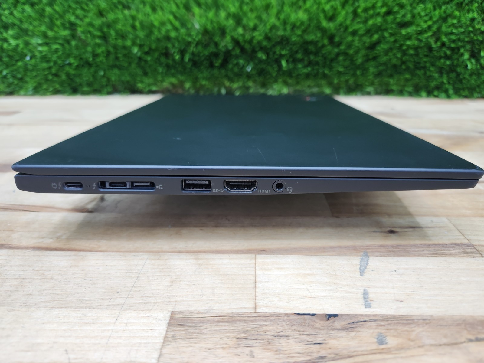 Lenovo ThinkPad X1 Carbon Gen 8 14″ QHD i7-10610U 16GB 256GB SSD Windows 11 Pro~