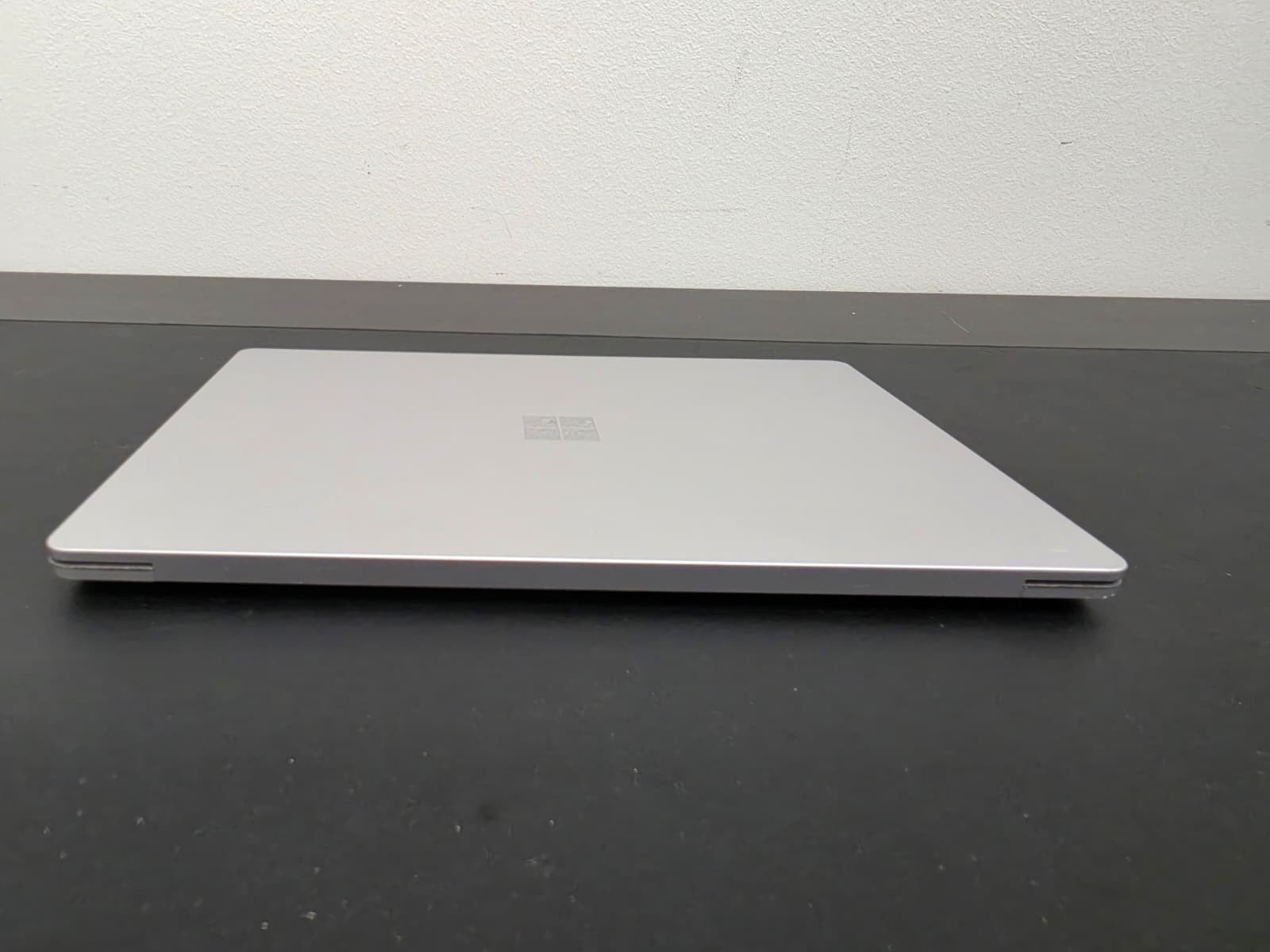 Microsoft Surface Laptop 4 13.5″ Ryzen 5-4680U 16GB Ram 256GB SSD Win 11 Pro