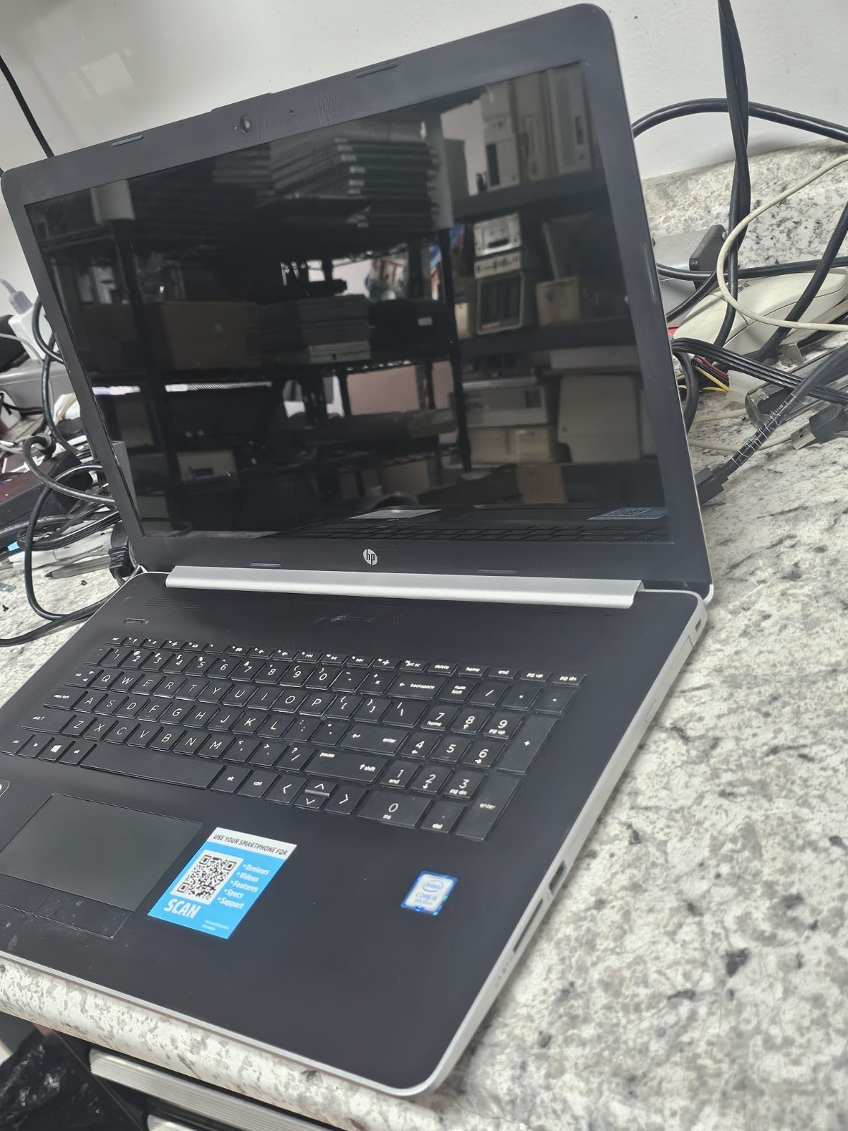 HP Laptop 17-by0062 i5-8250U, 8GB RAM, TOICH NO SSD / Charger – Special P&R