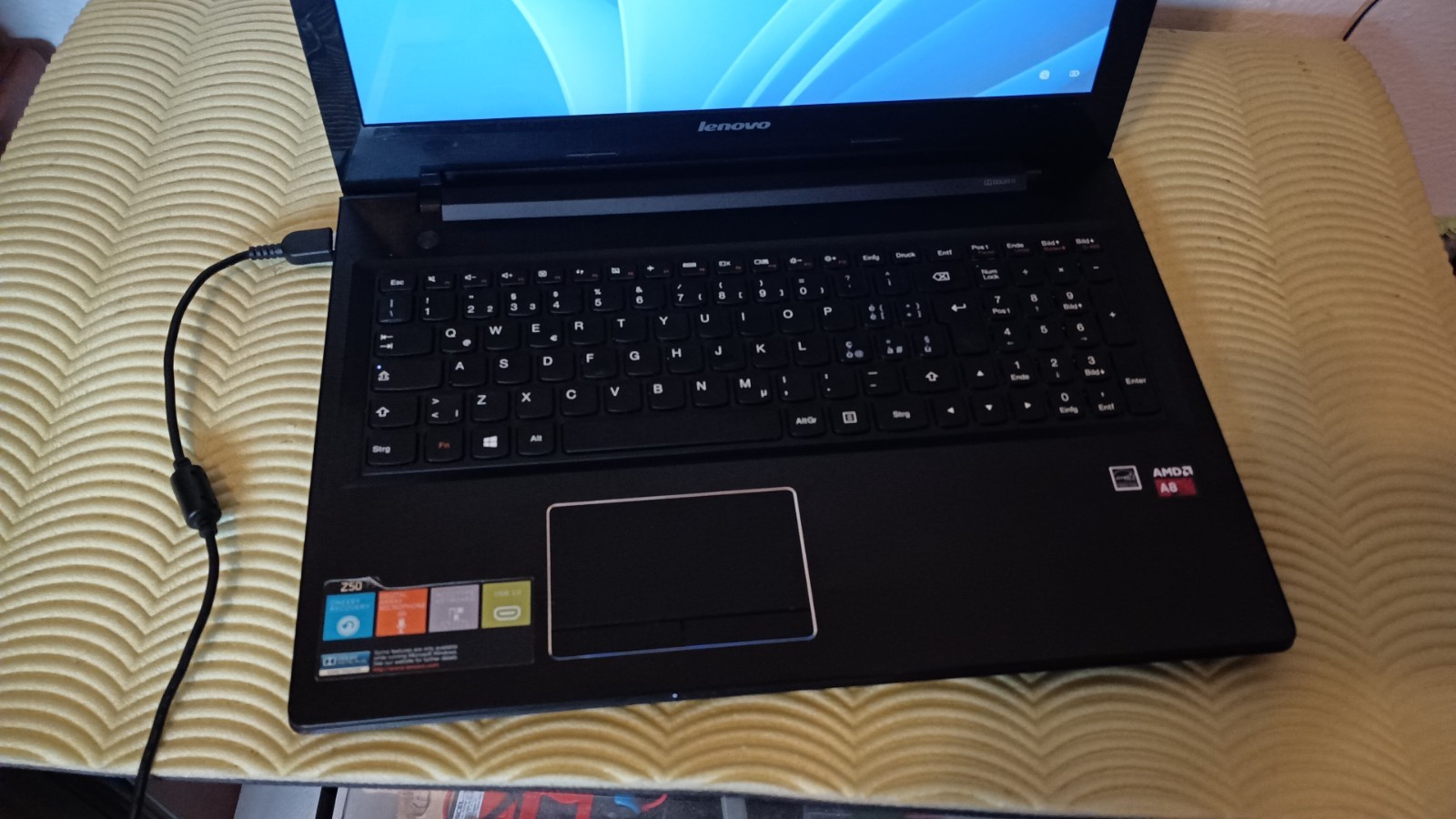 Lenovo ideapad z50-75 15.6″ AMD A8-7100 8core 8gb 128gb AMD radeon r5 m230 2GB