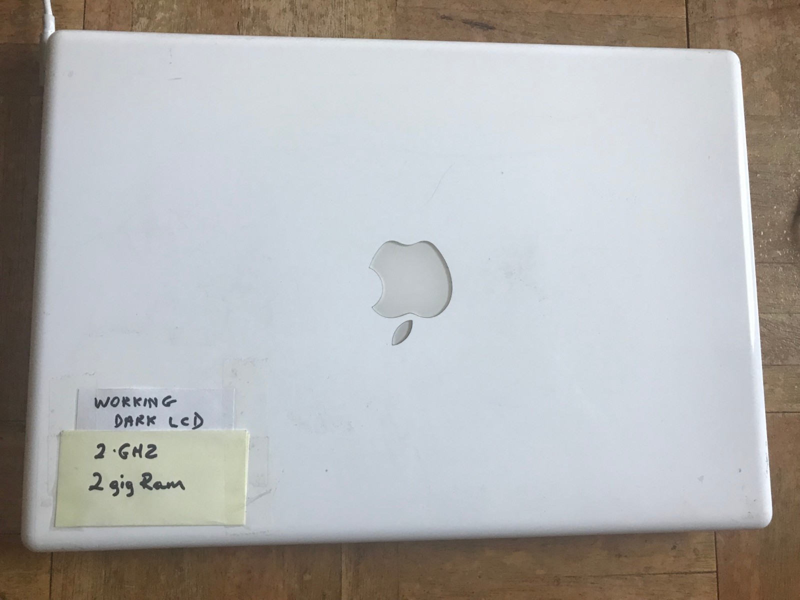 Apple MacBook A1181 2.0 GHz 2GB RAM 80 GB HDD OSx 10.7. No Charger Or Battery