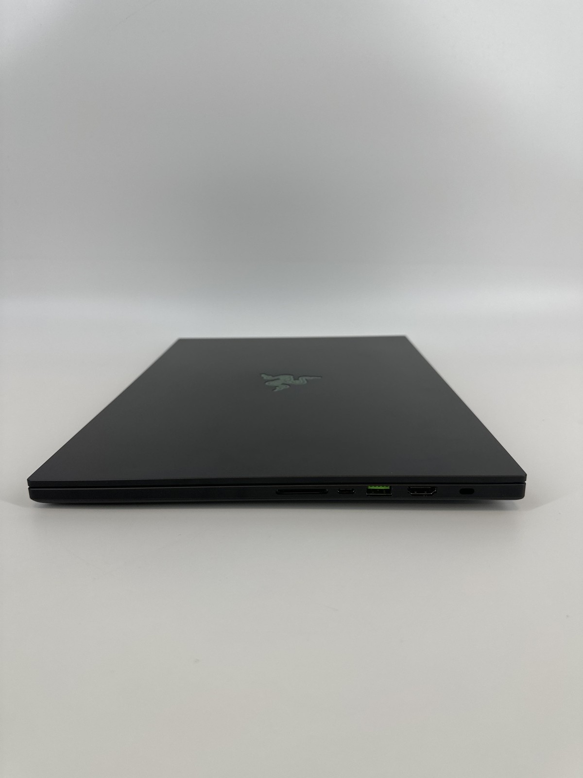 Razer Blade 16 240Hz QHD+ 2.0 GHz Ryzen AI 9 365 32GB 1TB SSD NVIDIA RTX 5070