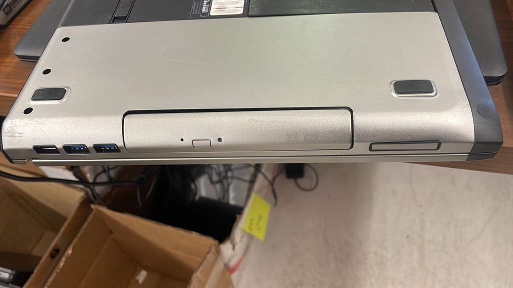 Dell Vostro 3750 17.3″ Intel Core i5-2450M 2.50GHz 8GB RAM NO HDD Boots to Bios