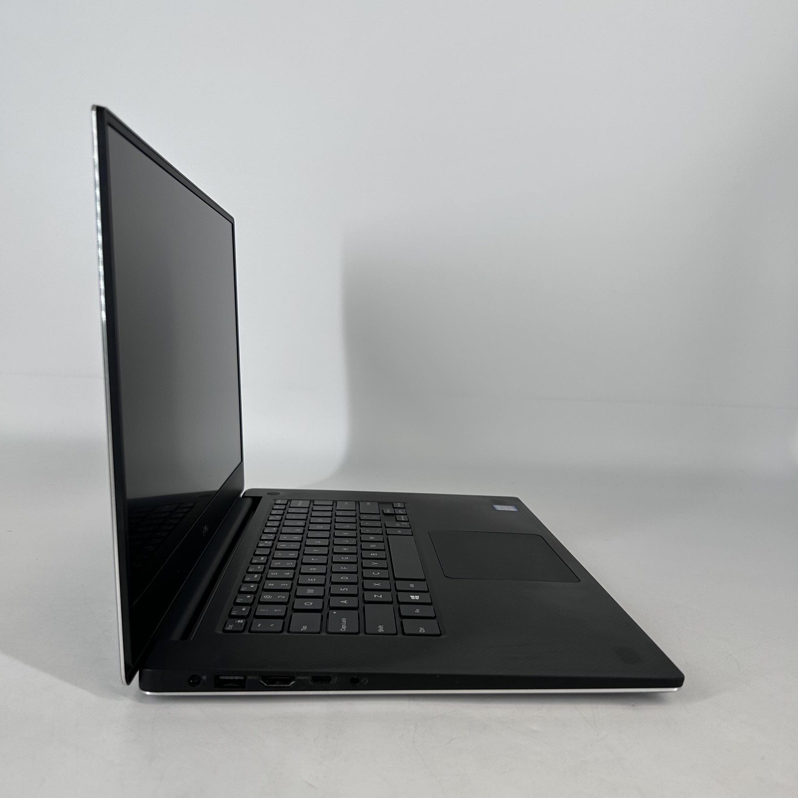 Dell XPS 15 9560 Gray FHD i7-7700HQ 2.80GHz 16GB 512GB SSD GTX 1050 Good