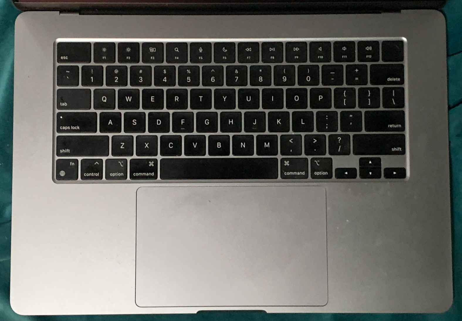 APPLE MACBOOK AIR LAPTOP A2941 15″ M2 CHIP 2023 8GB ram 256GB