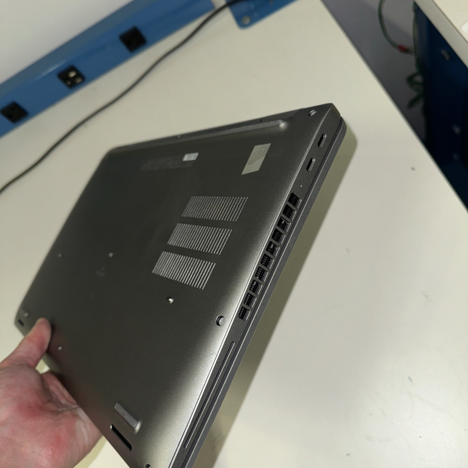 Dell Latitude 5540 15.6″ i7-1365U 16GB DDR4 256GB SSD Windows 11 Home in Gray