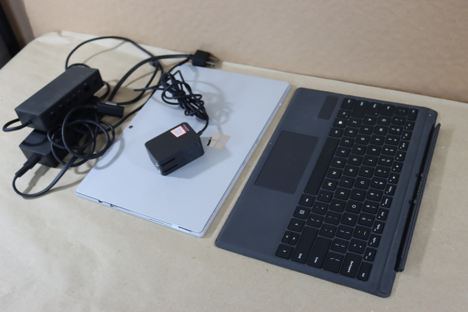 Microsoft Surface Pro 5 i5-7300U 8GB RAM 256GB Wi-Fi + LTE