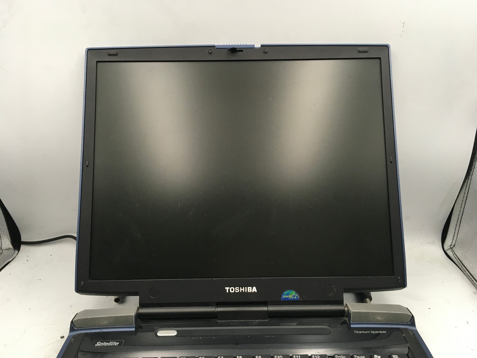 TOSHIBA SATELLITE A15 S127 -FOR PARTS/BAD HINGE- INTEL CELERON – NO RAM -READ-BB