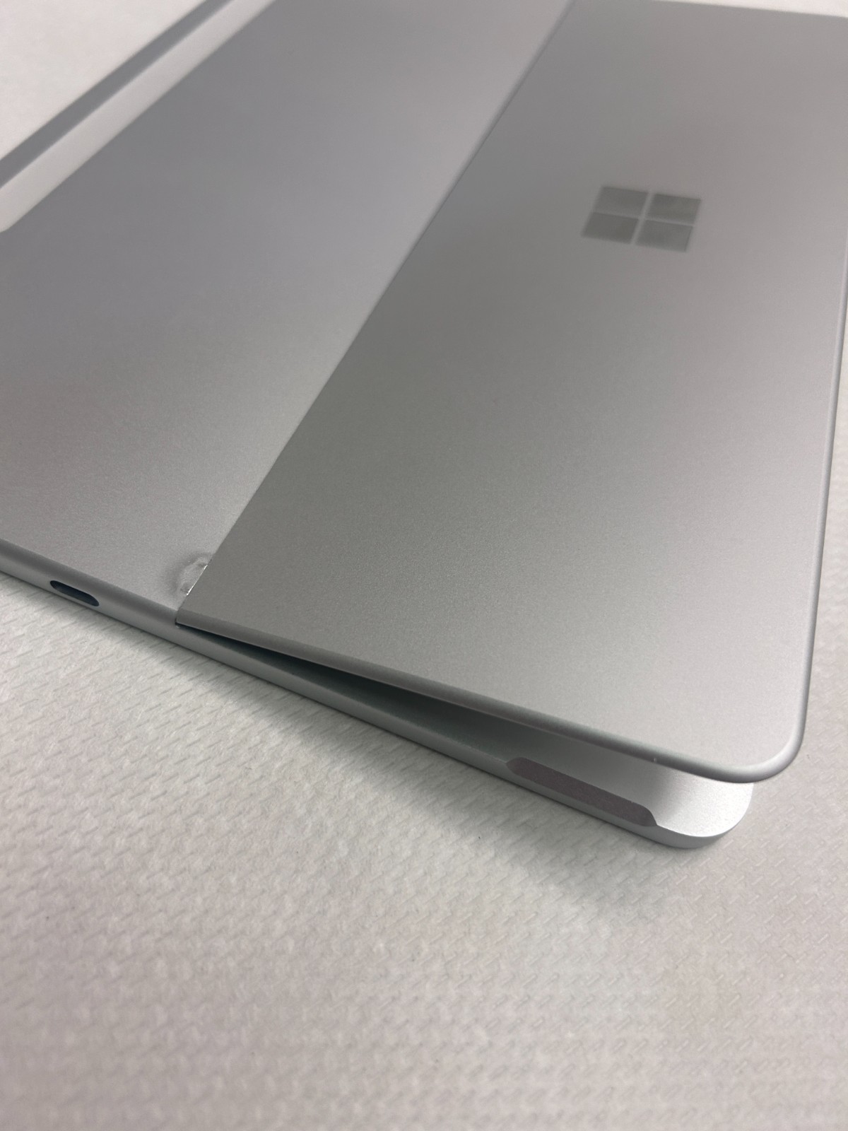 Microsoft Surface Pro 12″ 2025 – Snapdragon X Plus – Kickstand issue, No Acc