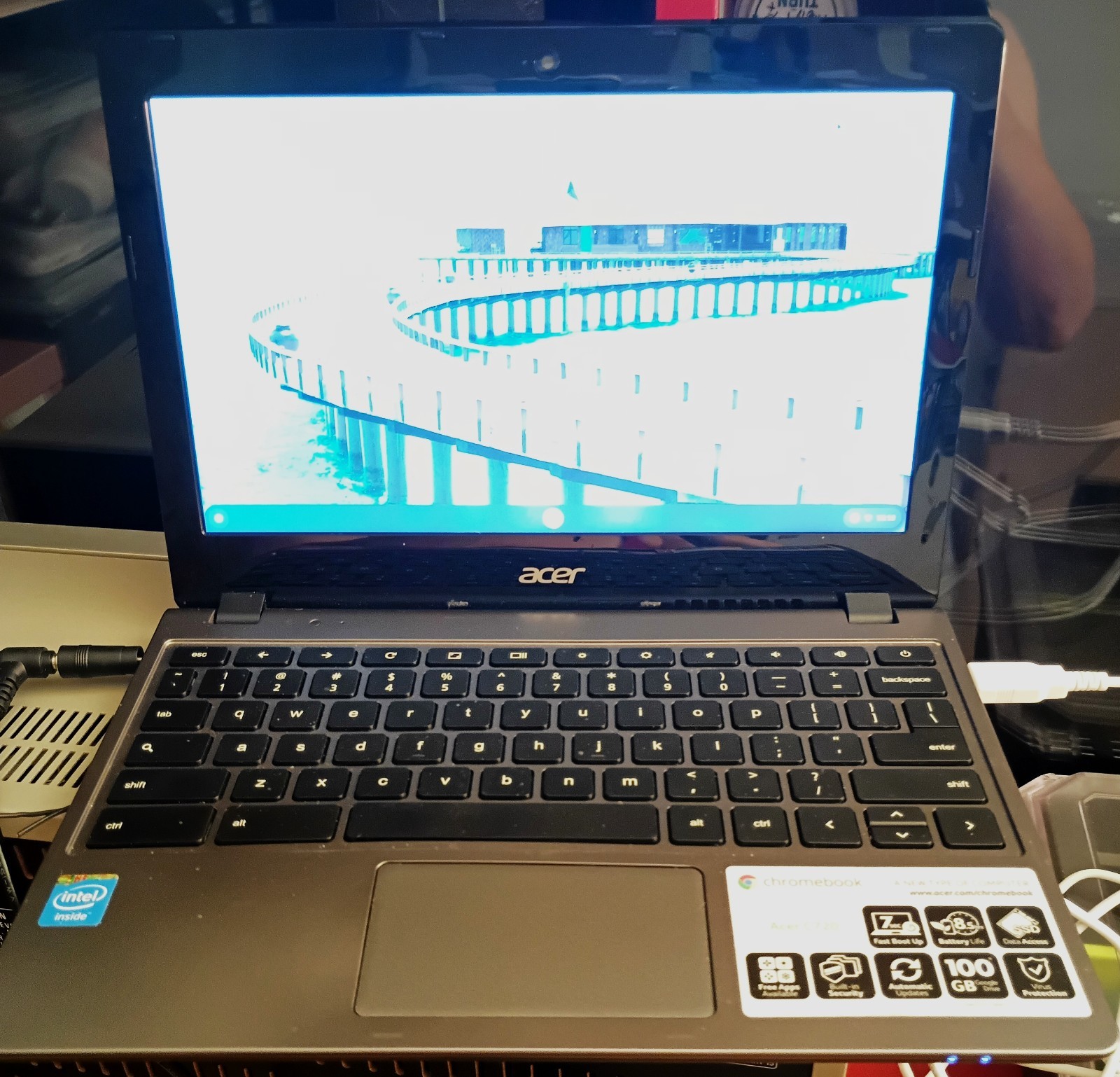 Acer Chromebook C720 Model HN With AC power supply Good Condition