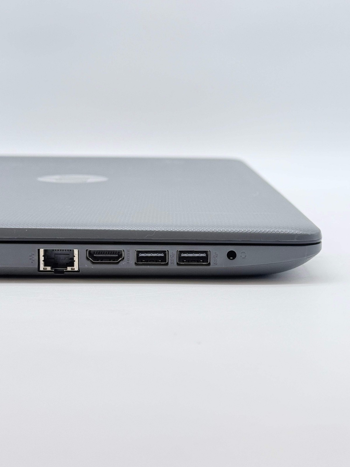HP 15-bs033cl 15.6″ Core i3-7100U 8GB 256GB SSD Touchscreen Laptop