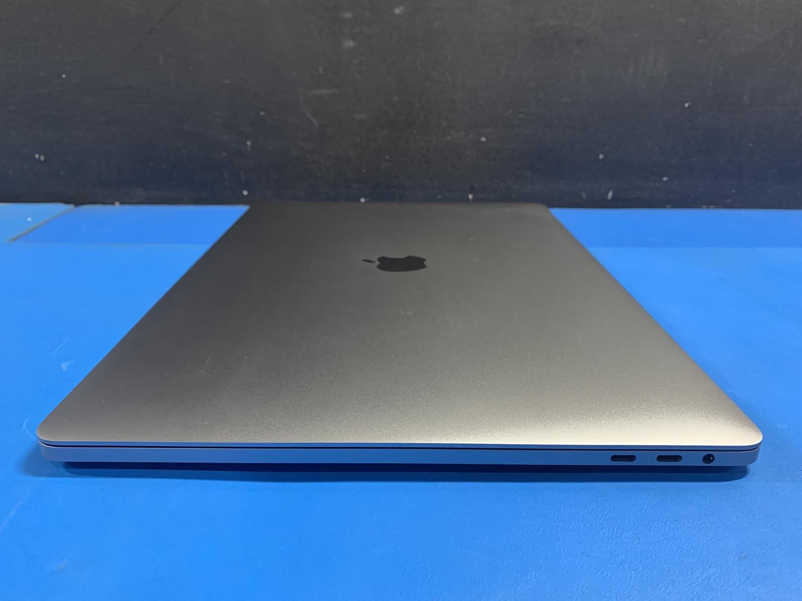 Apple MacBook Pro A1990 15″ Core i9 9980HK 2.40GHz 32GB DDR4 1TB SSD Sonoma
