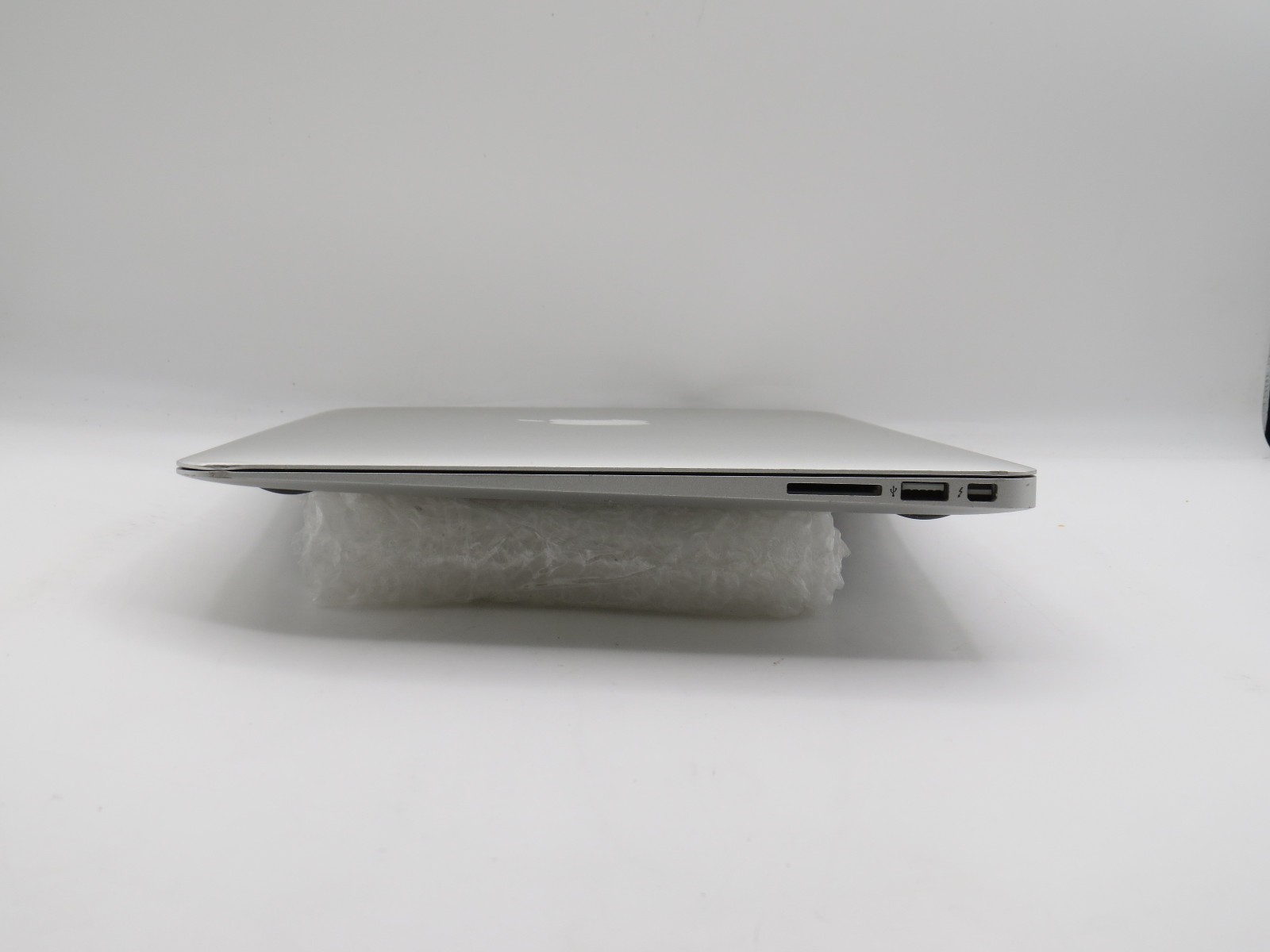 MacBook Air A1466 | i5-5250U @ 1.6GHz | 8GB DDR3 | 13.3″ Display | No HD/OS/AC