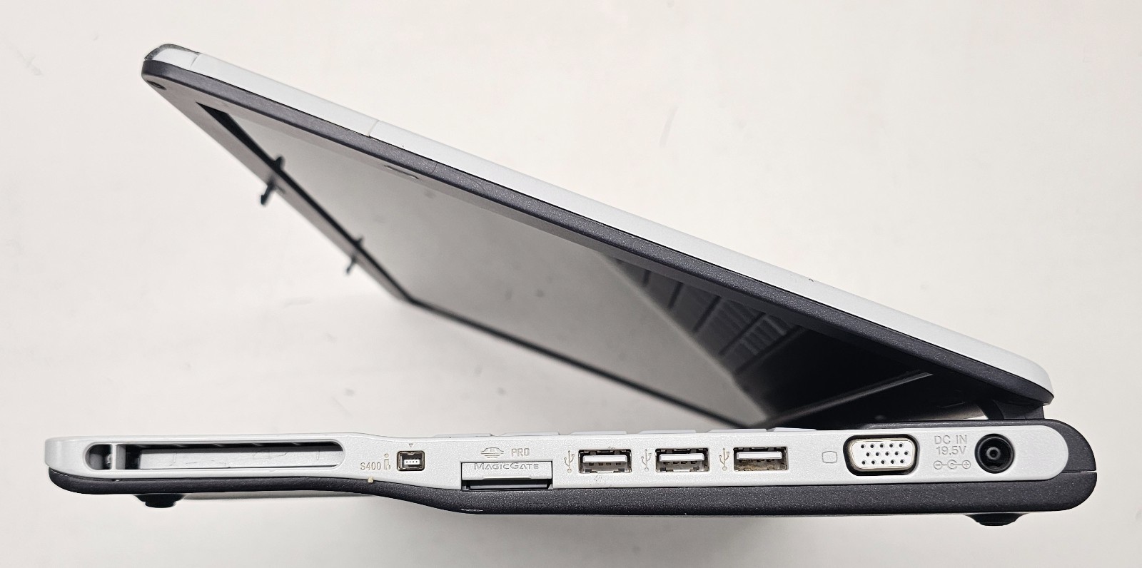 Sony Vaio VGN-FS760/W 15.4″ Laptop Intel Centrino NO RAM/HD/OS/POWER (FL)
