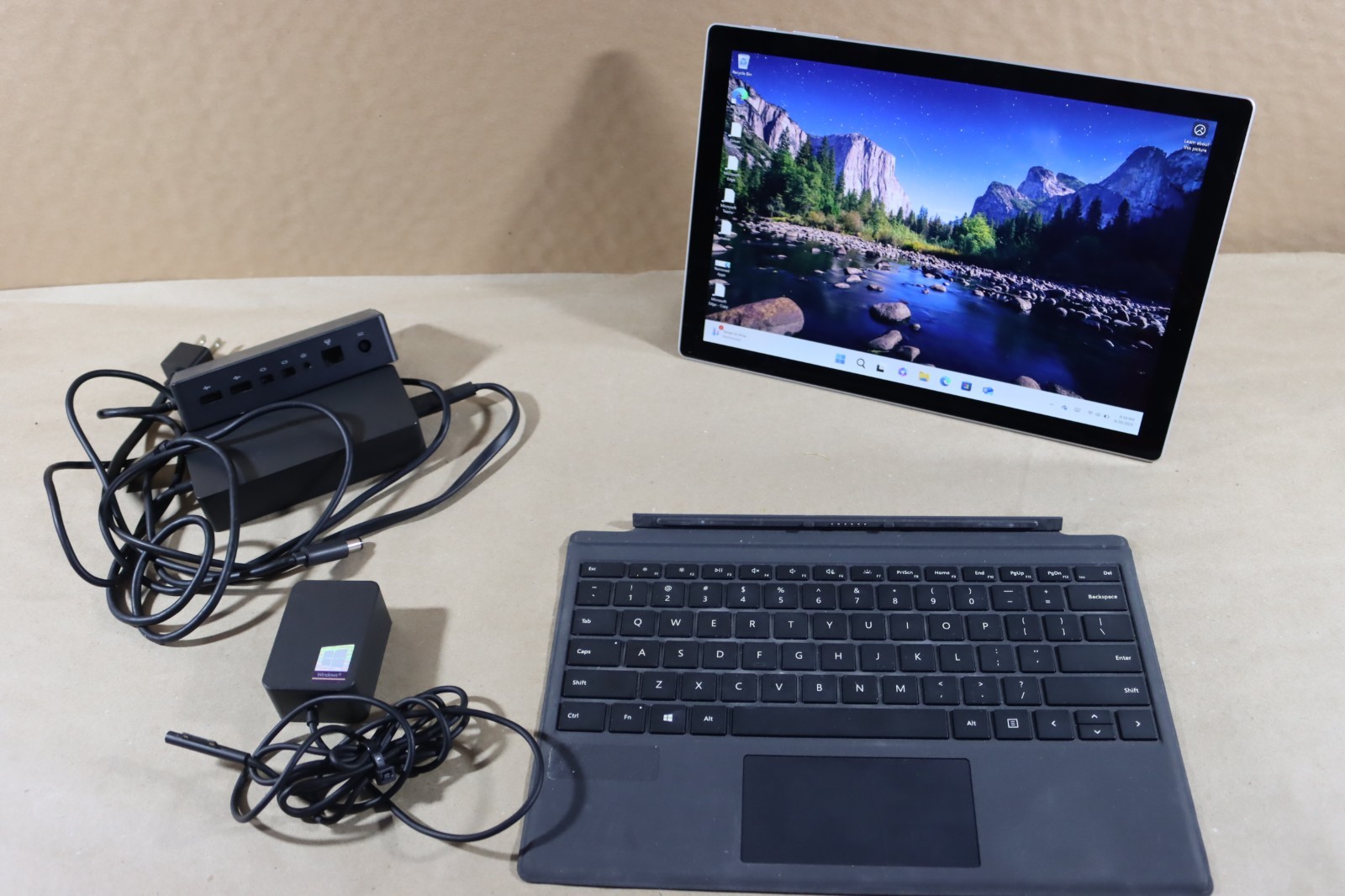 Microsoft Surface Pro 5 i5-7300U 8GB RAM 256GB Wi-Fi + Cellular / LTE