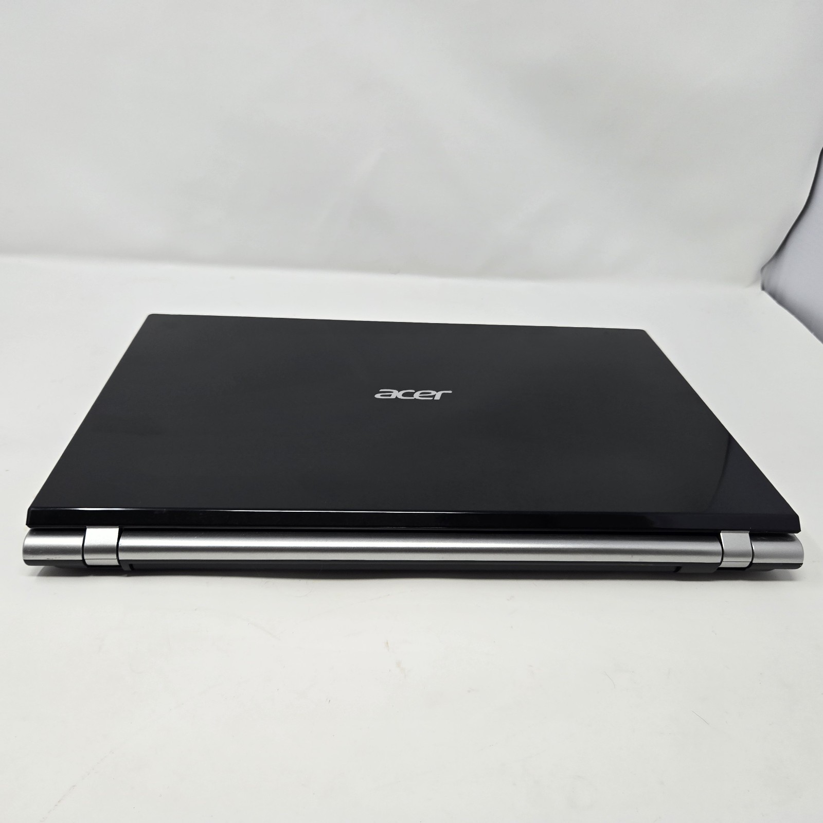 Acer Aspire V3-551-8469 WITH LINUX, AMD A8-4500M, 4 GB MEMORY, 500 GB HDD *READ*