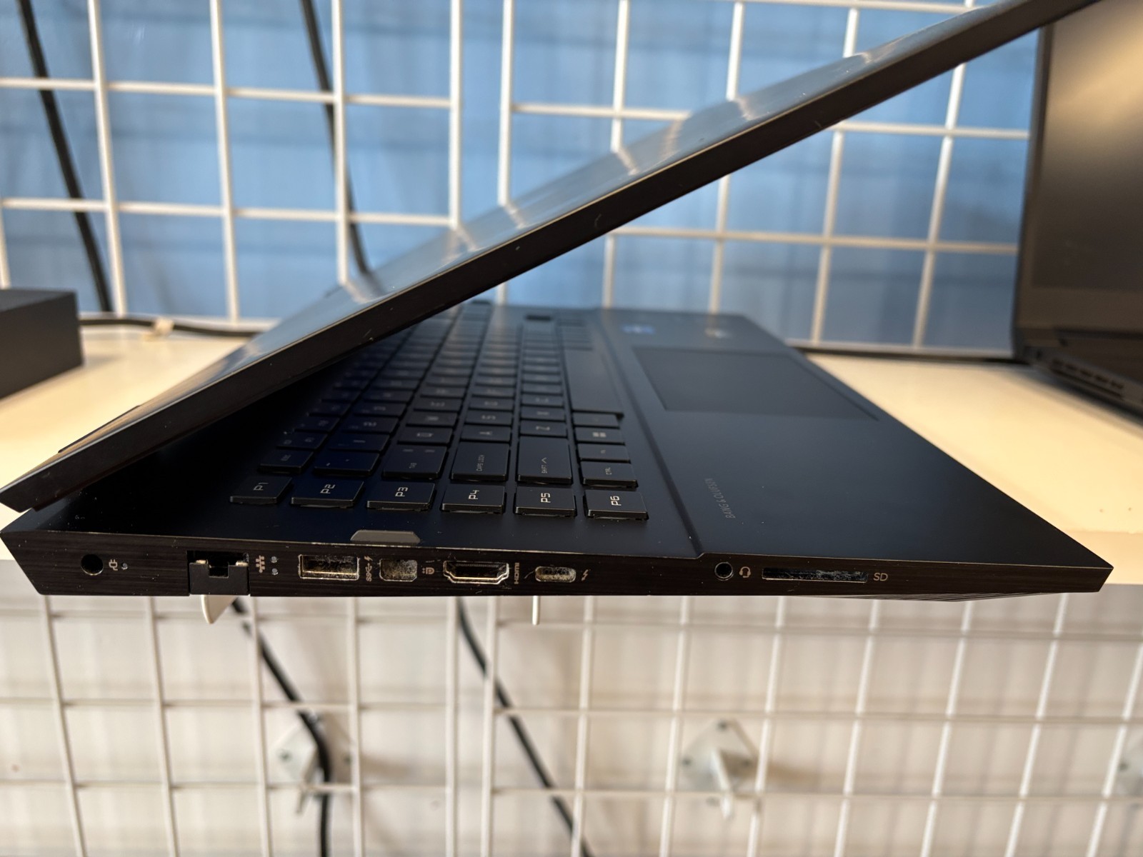 HP OMEN 17-cm2047nr i7-13700HX RTX 4070 GPU 16GB RAM 1TB SSD