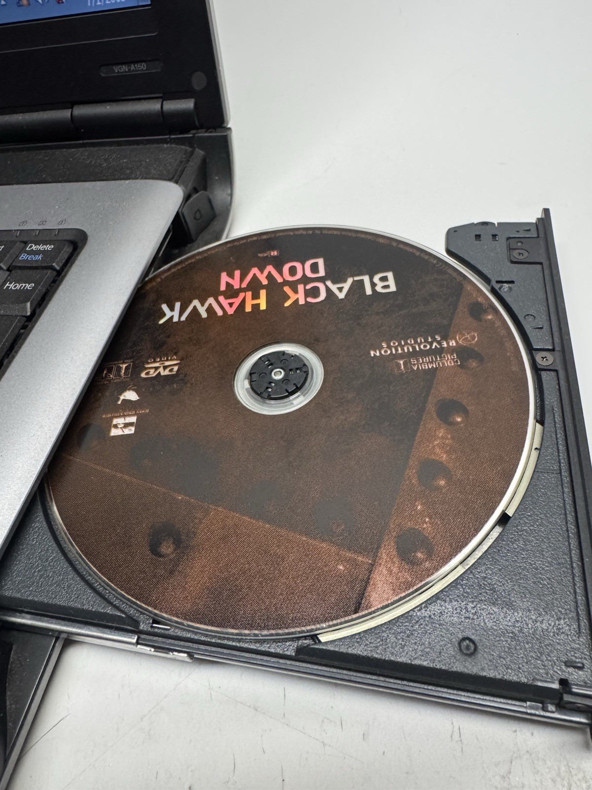 Vintage Sony Vaio PCG-8QEL Pentium Windows 7 DVD 1.25GB RAM 70GB Hard 15″