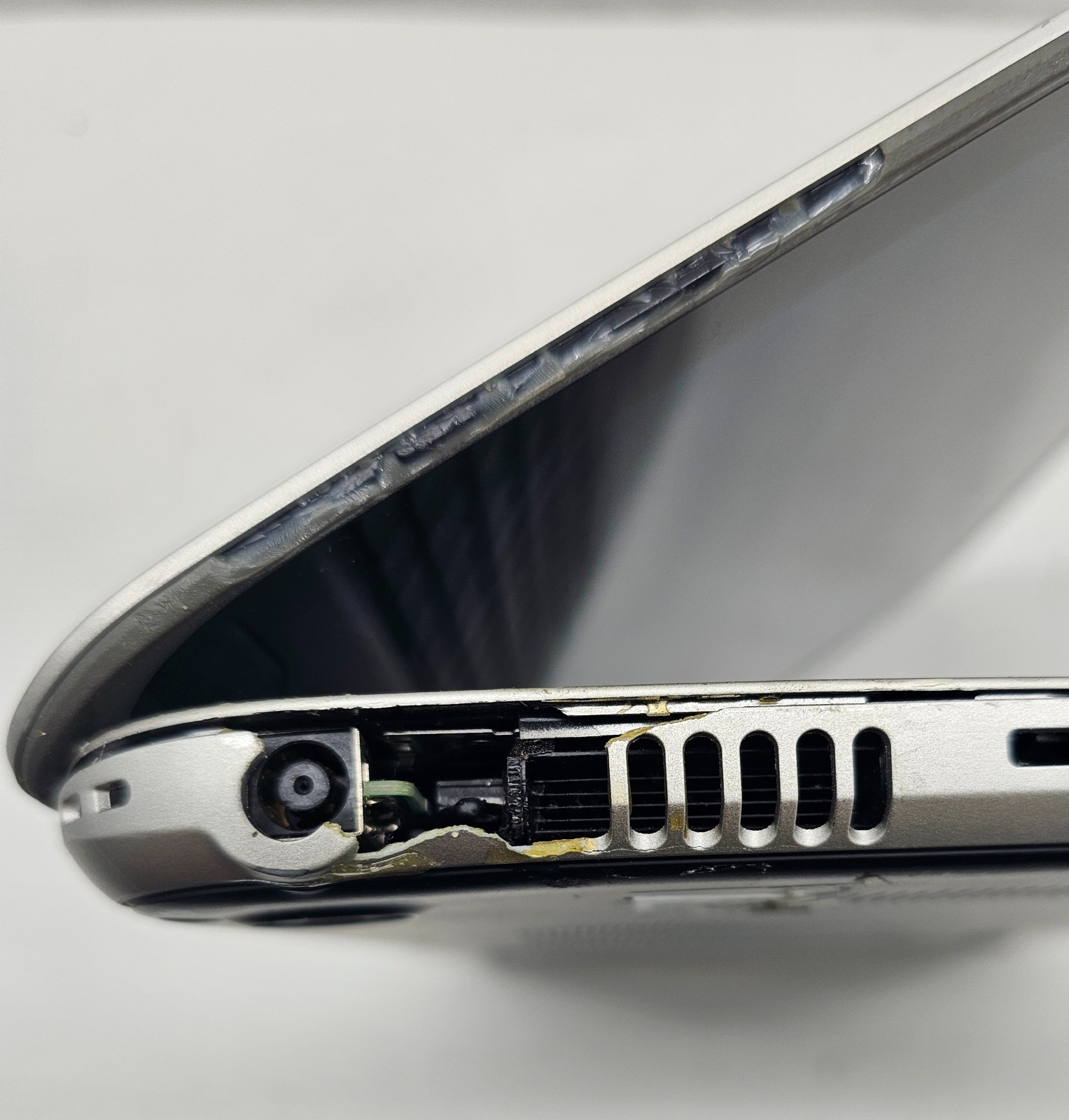 Dell Inspiron 15z – 5523 Laptop Intel Core i5-3337U 2GB Ram 500GB HDD NO OS (FL)