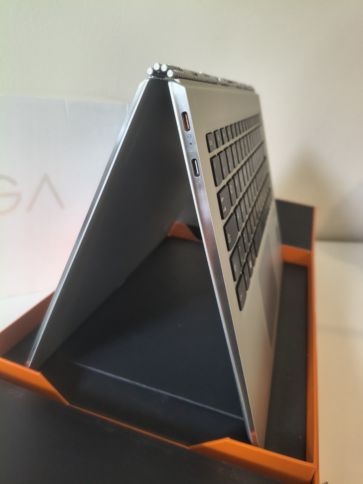 Yoga 910 convertible i7 7th 512G with 30 cycle count upto 15 hrs & No scratches