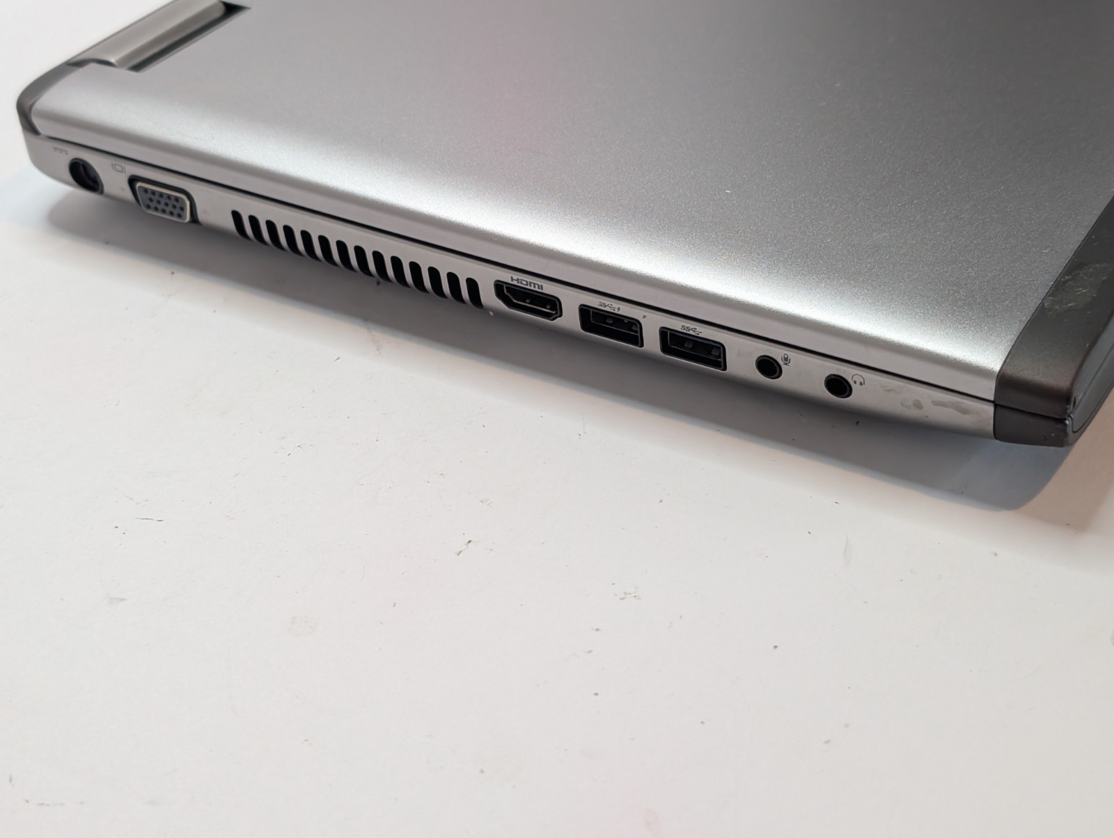 Dell Vostro 3560 Intel Core i3-311OM,RAM 6GB , 500GB HDD, WIN 10.