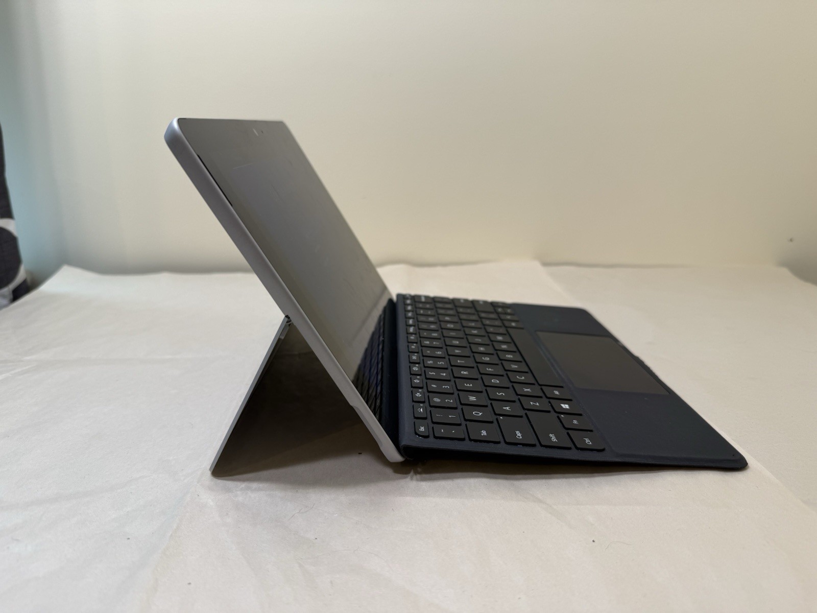 Microsoft Surface GO Tablet + Keyboard 1824 / Pentium 4415Y / 4GB RAM / 64GB SSD