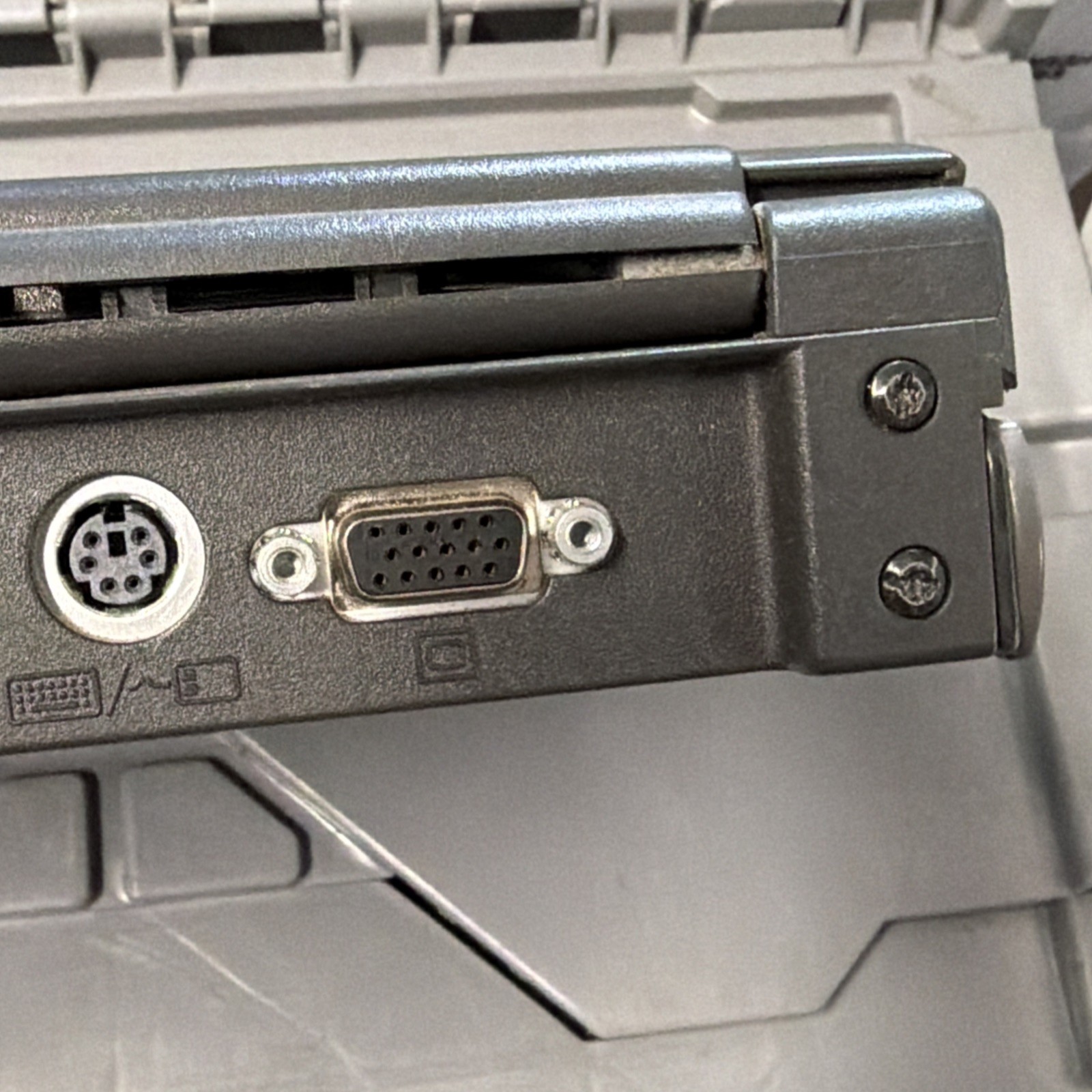 COMPAQ CONTURA 400CX 8.5″ VINTAGE PC LAPTOP SOLD AS-IS (POWERS ON)