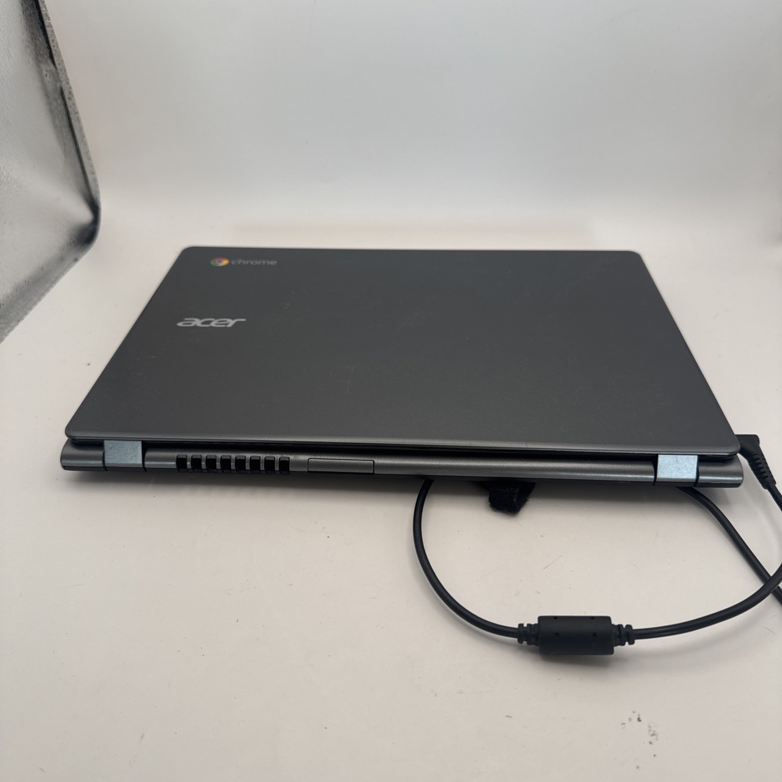 Acer Chromebook C720 loaded with Linux Mint Condition W/ Charger