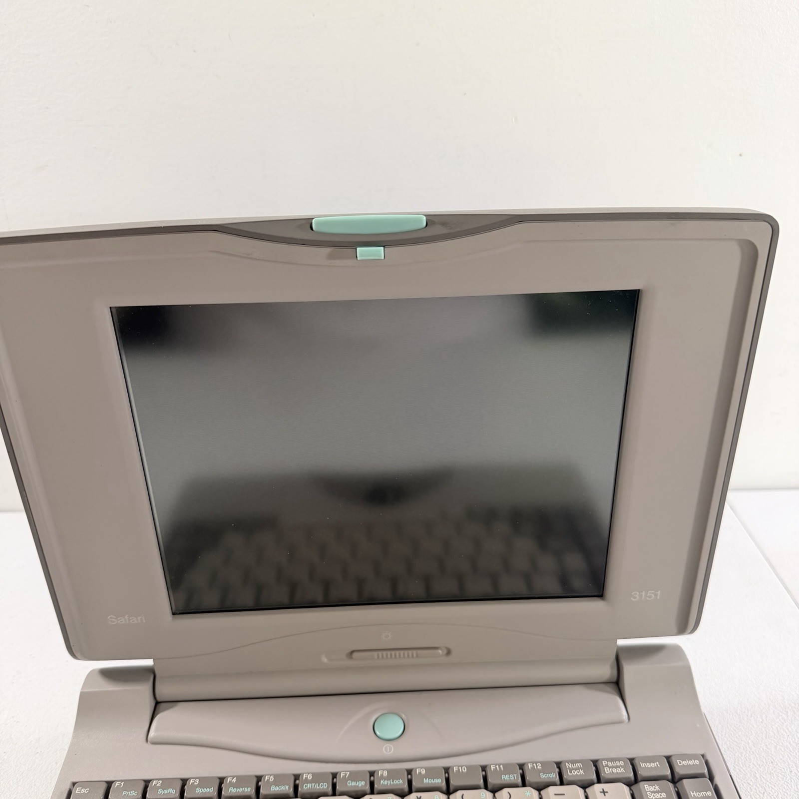 Vintage Retro AT&T Safari 3151 Laptop Computer POWERS ON NO BOOT DEVICE READ