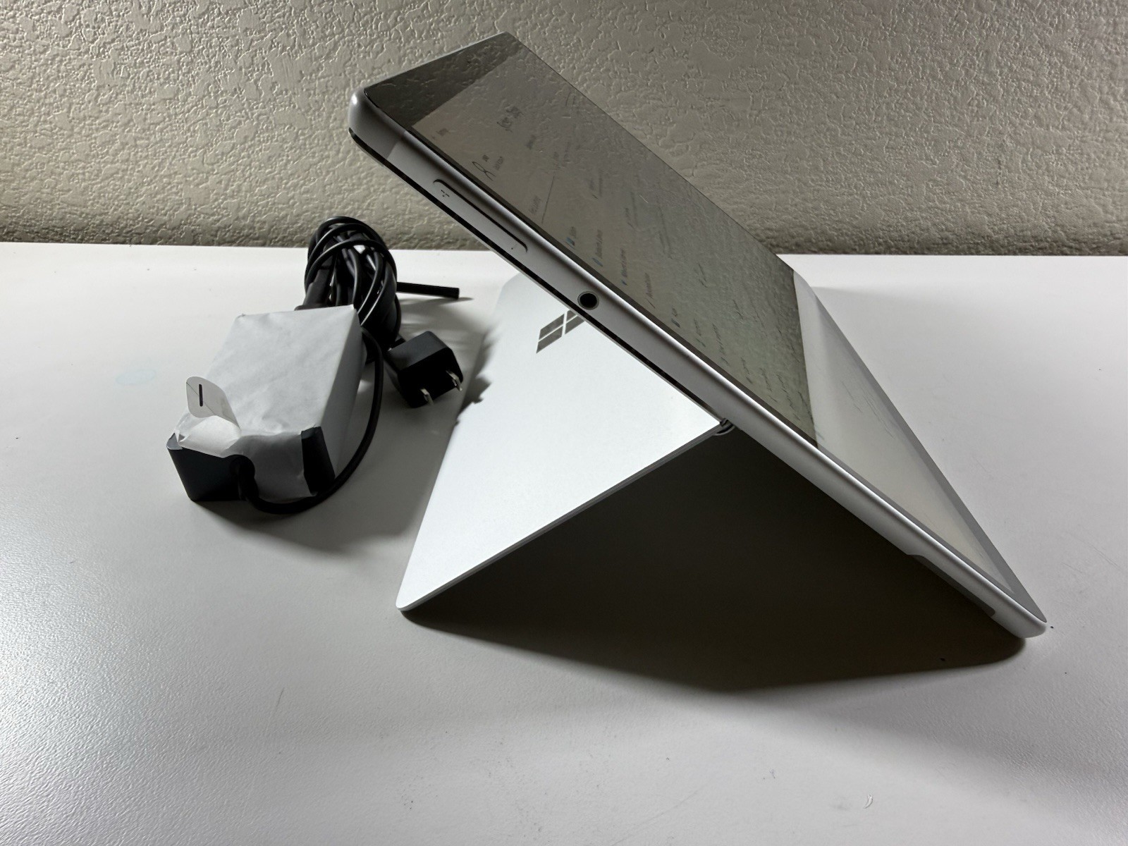Microsoft Surface Pro 8 (1982) i5-1145G7 – 16GB RAM – 256GB 120Hz – Win 11 Pro